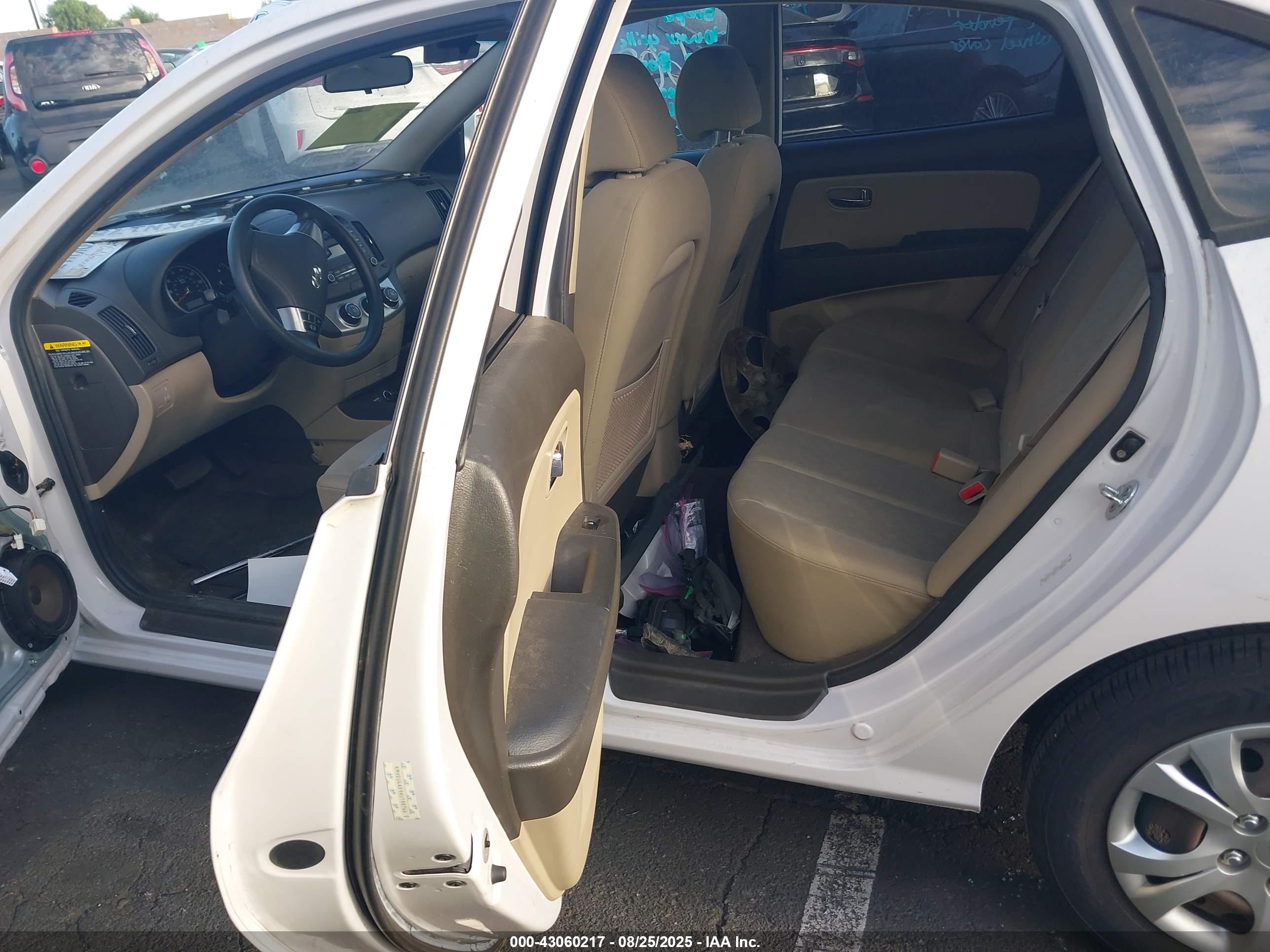 HYUNDAI ELANTRA image 8