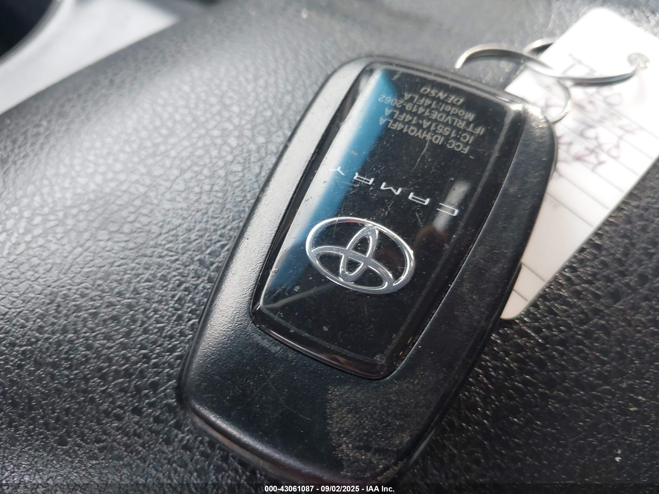 TOYOTA CAMRY image 11