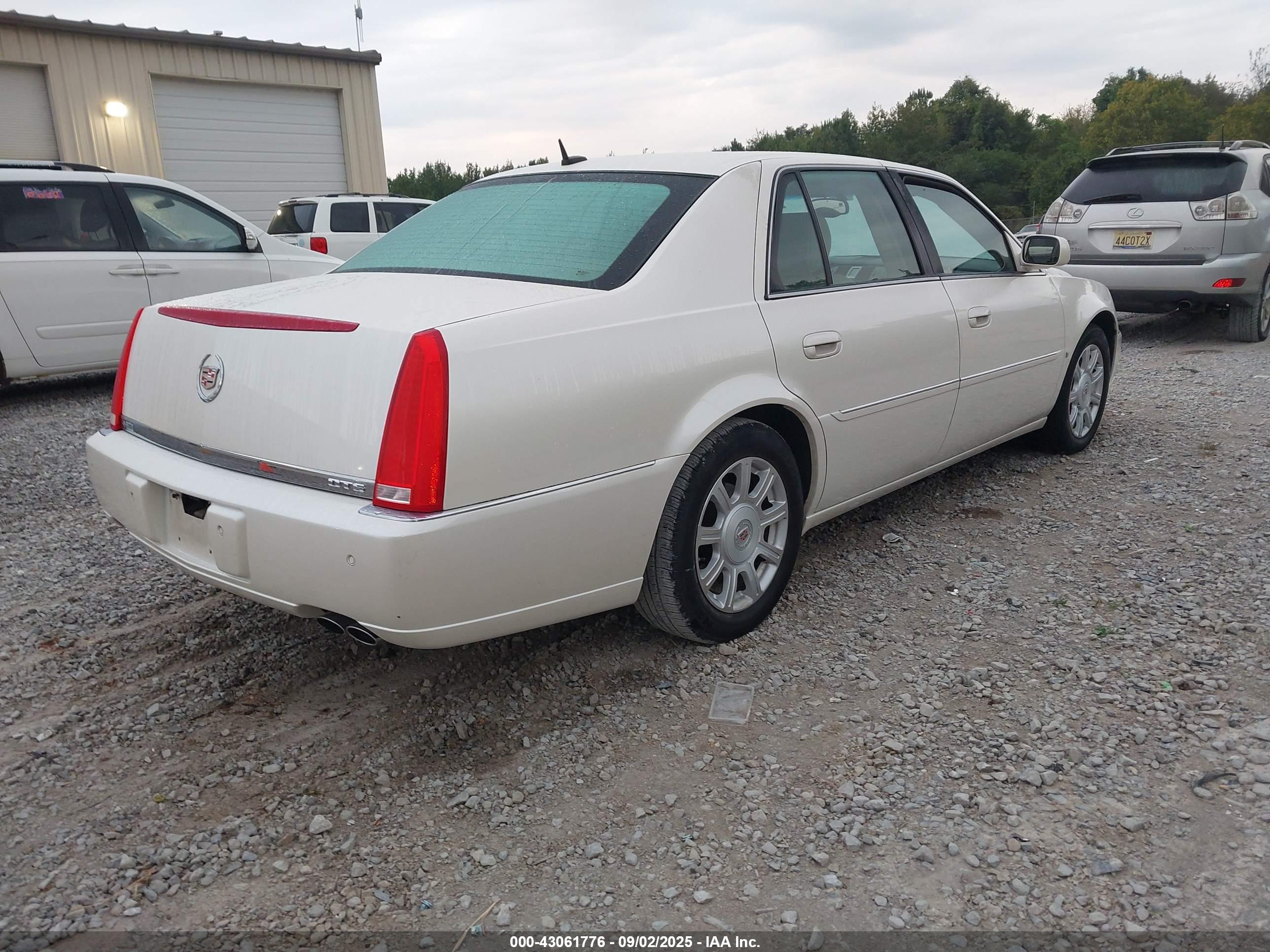 CADILLAC DTS image 4