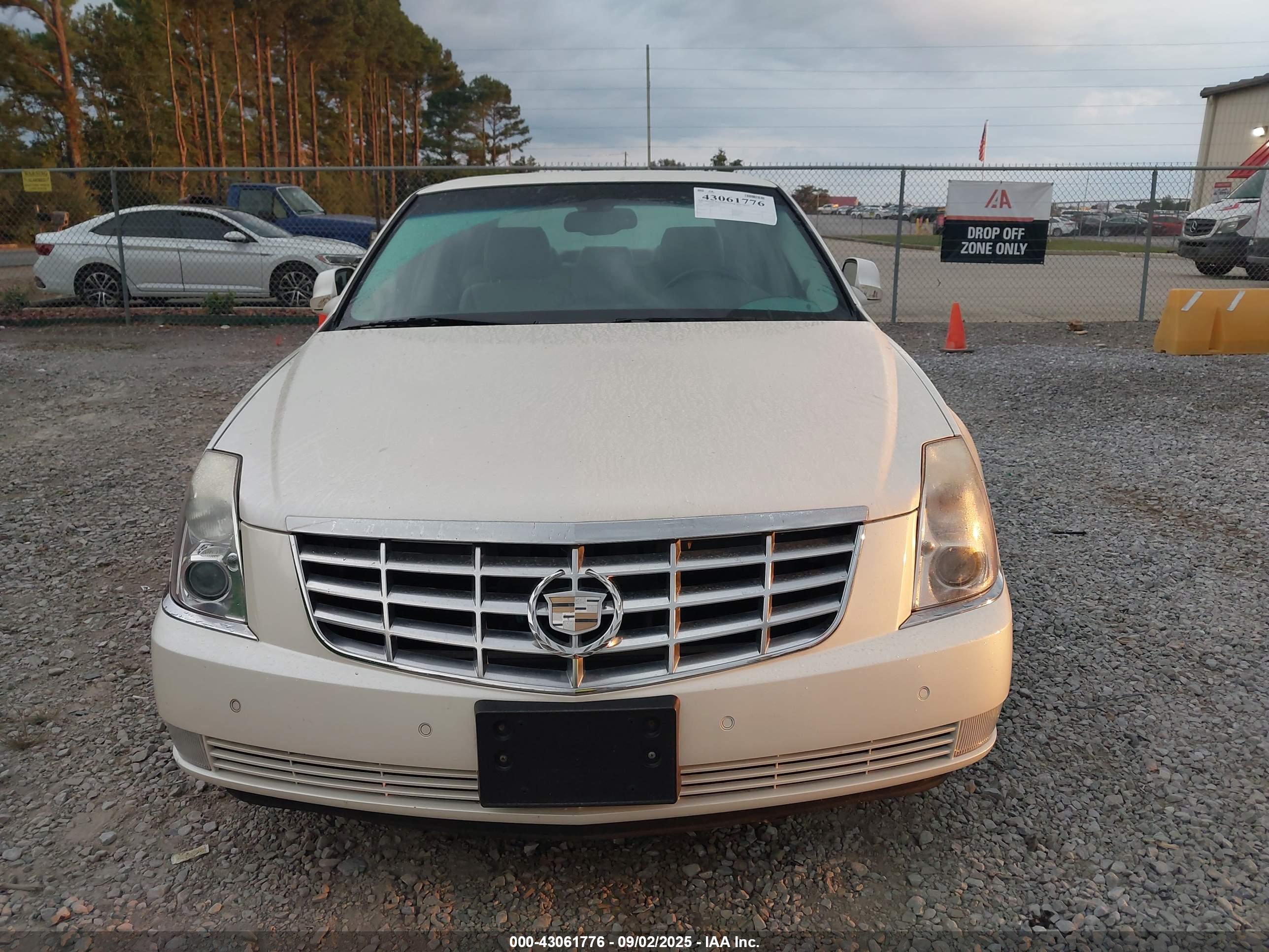 CADILLAC DTS image 6