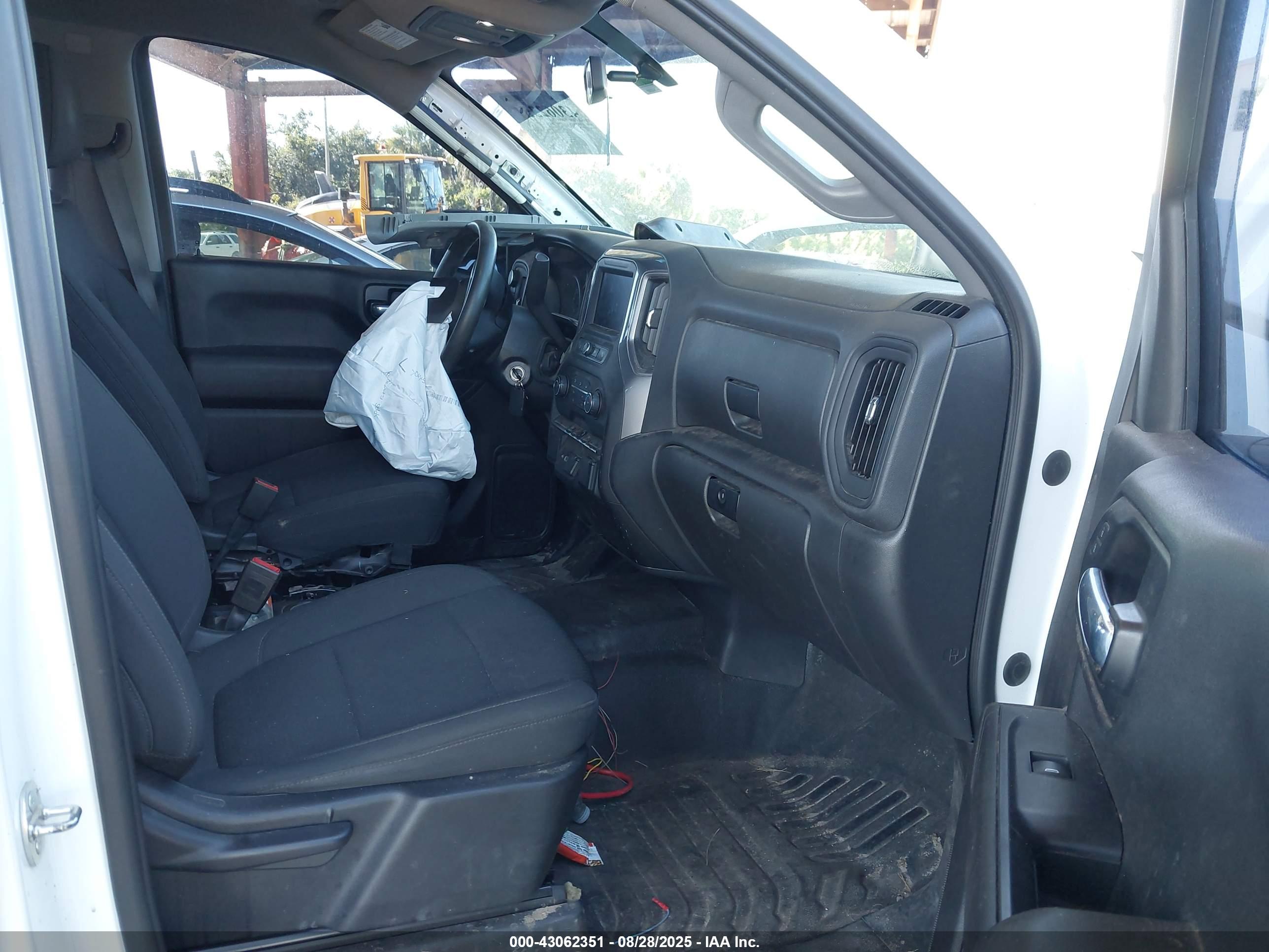CHEVROLET SILVERADO image 5