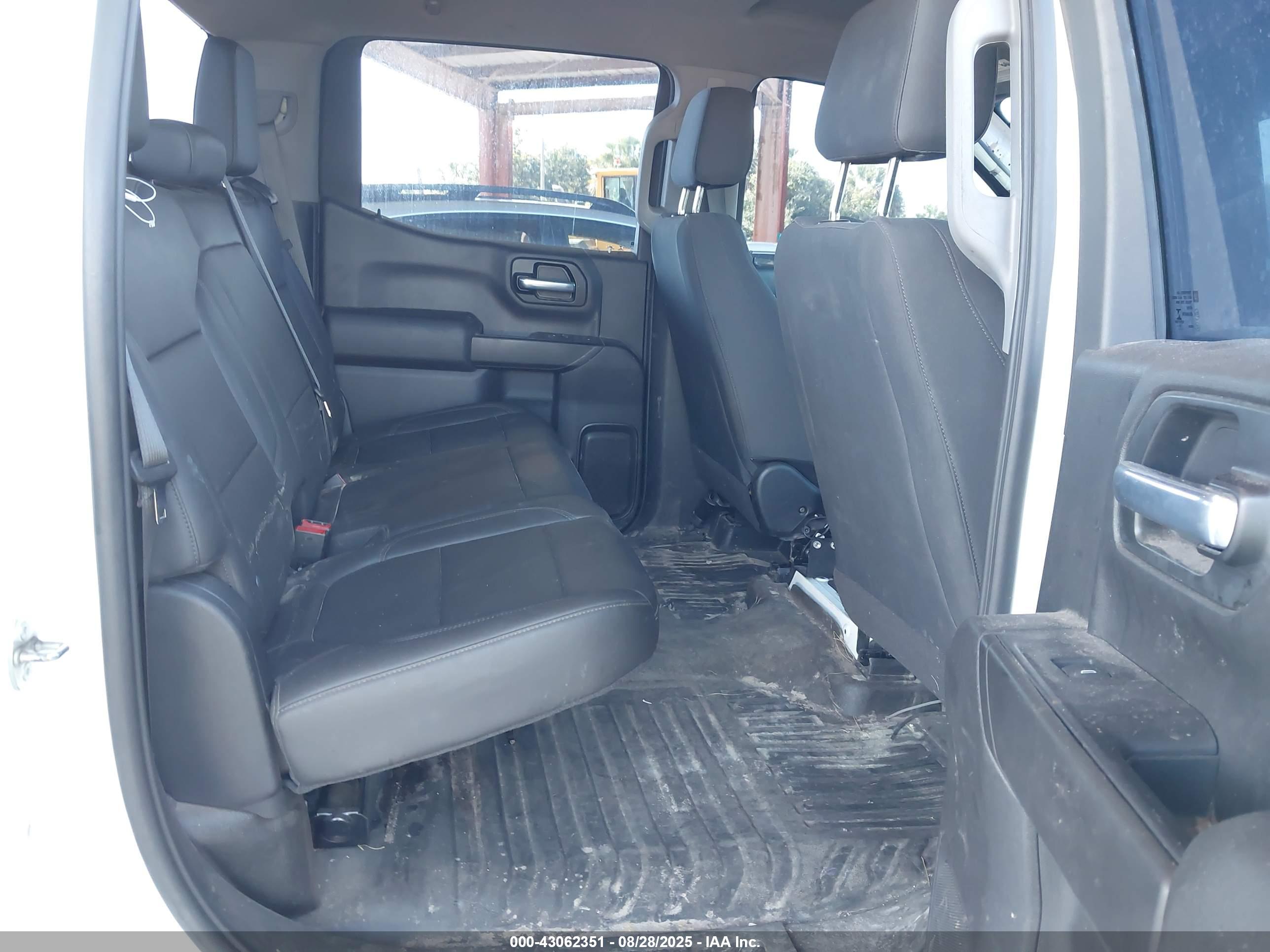 CHEVROLET SILVERADO image 8