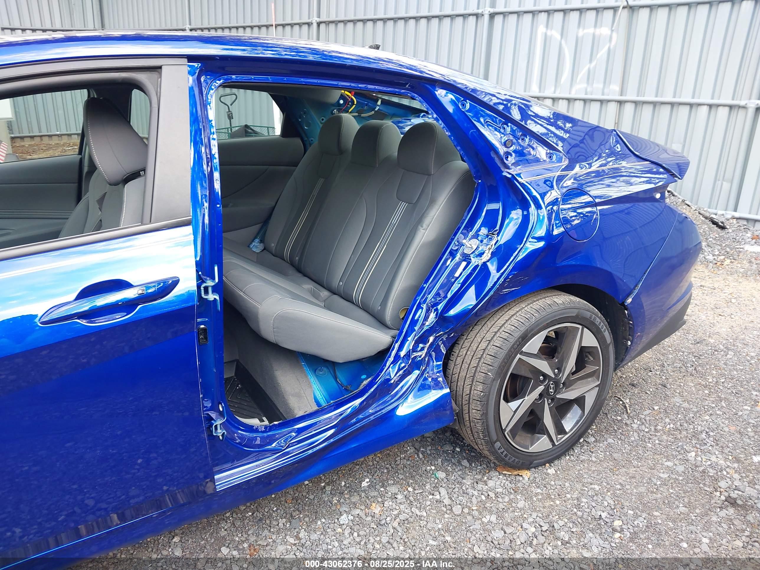 HYUNDAI ELANTRA image 6