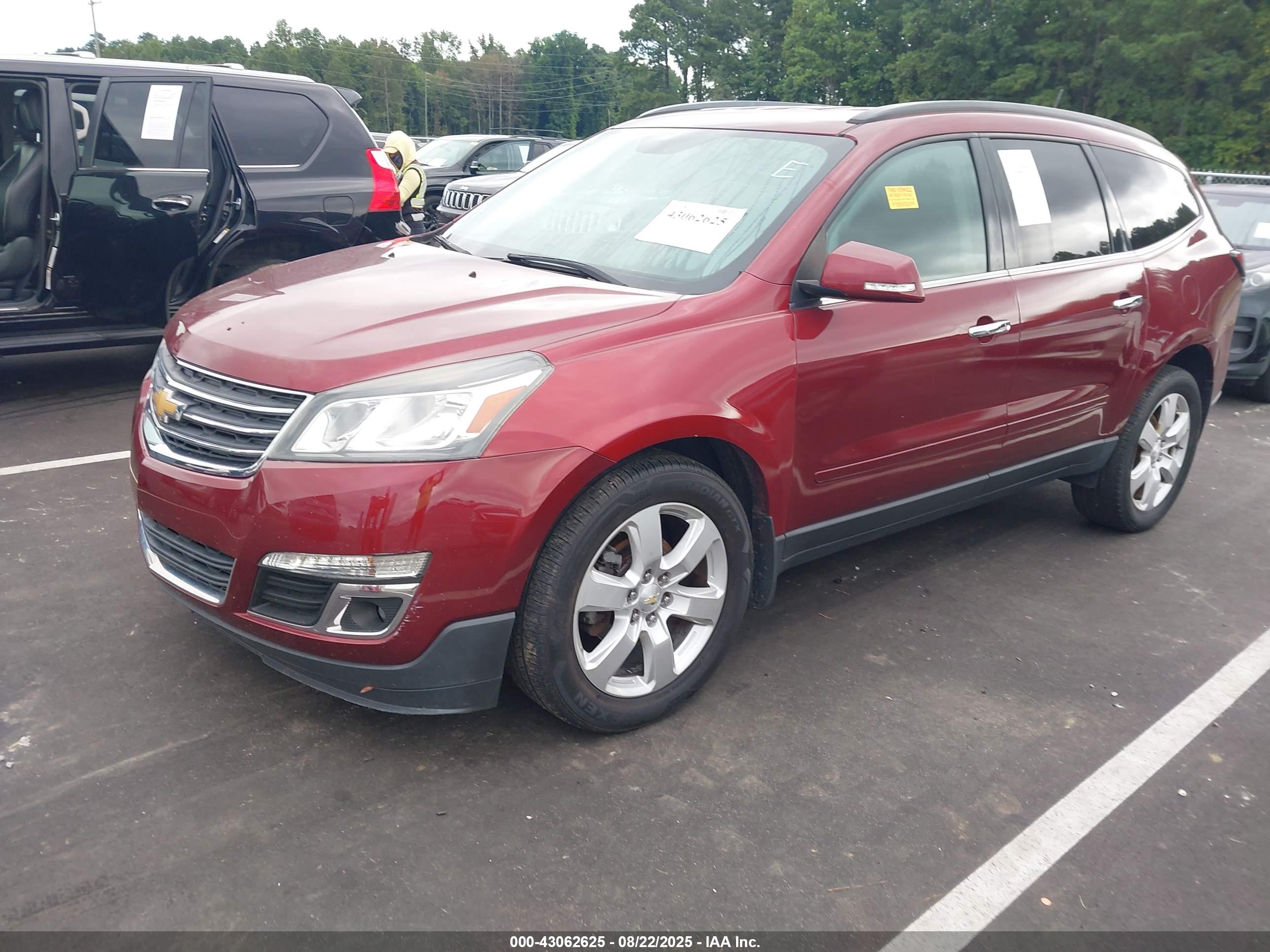 CHEVROLET TRAVERSE image 2