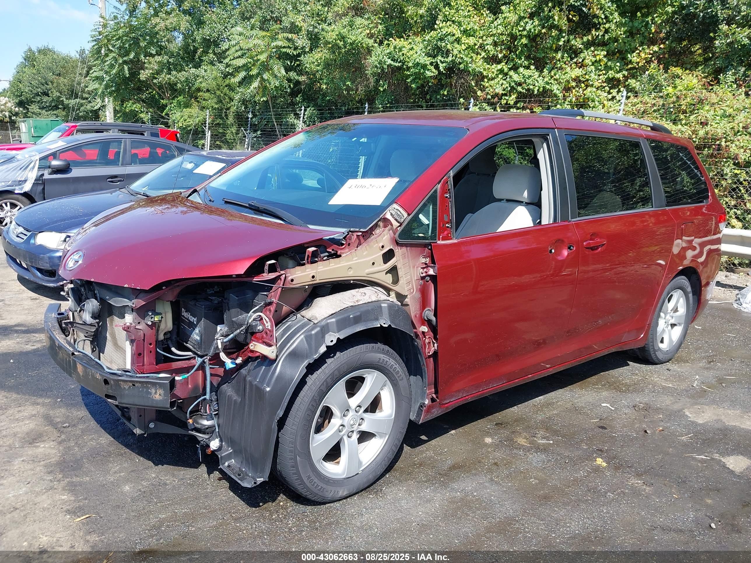 TOYOTA SIENNA image 2
