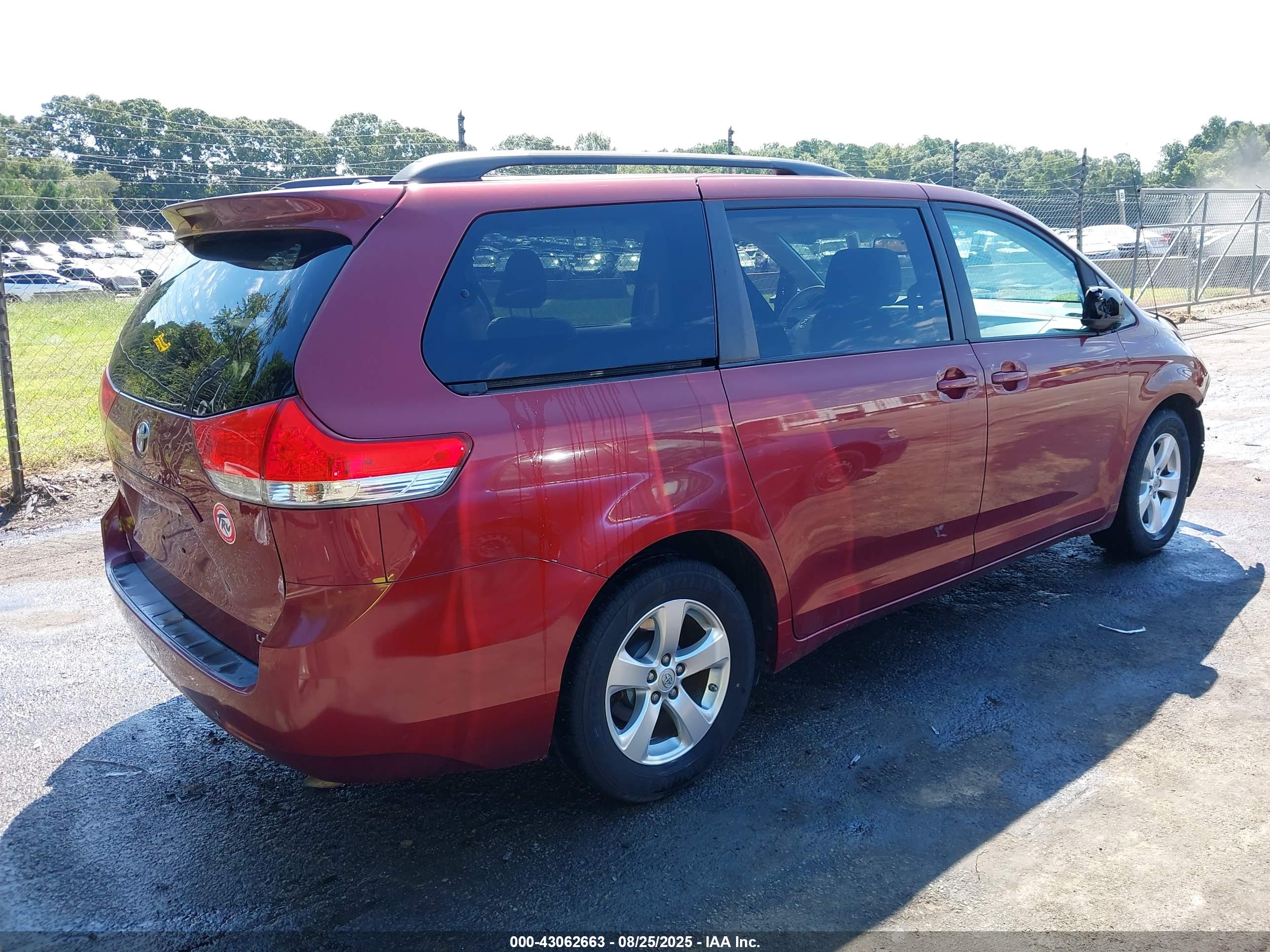 TOYOTA SIENNA image 4