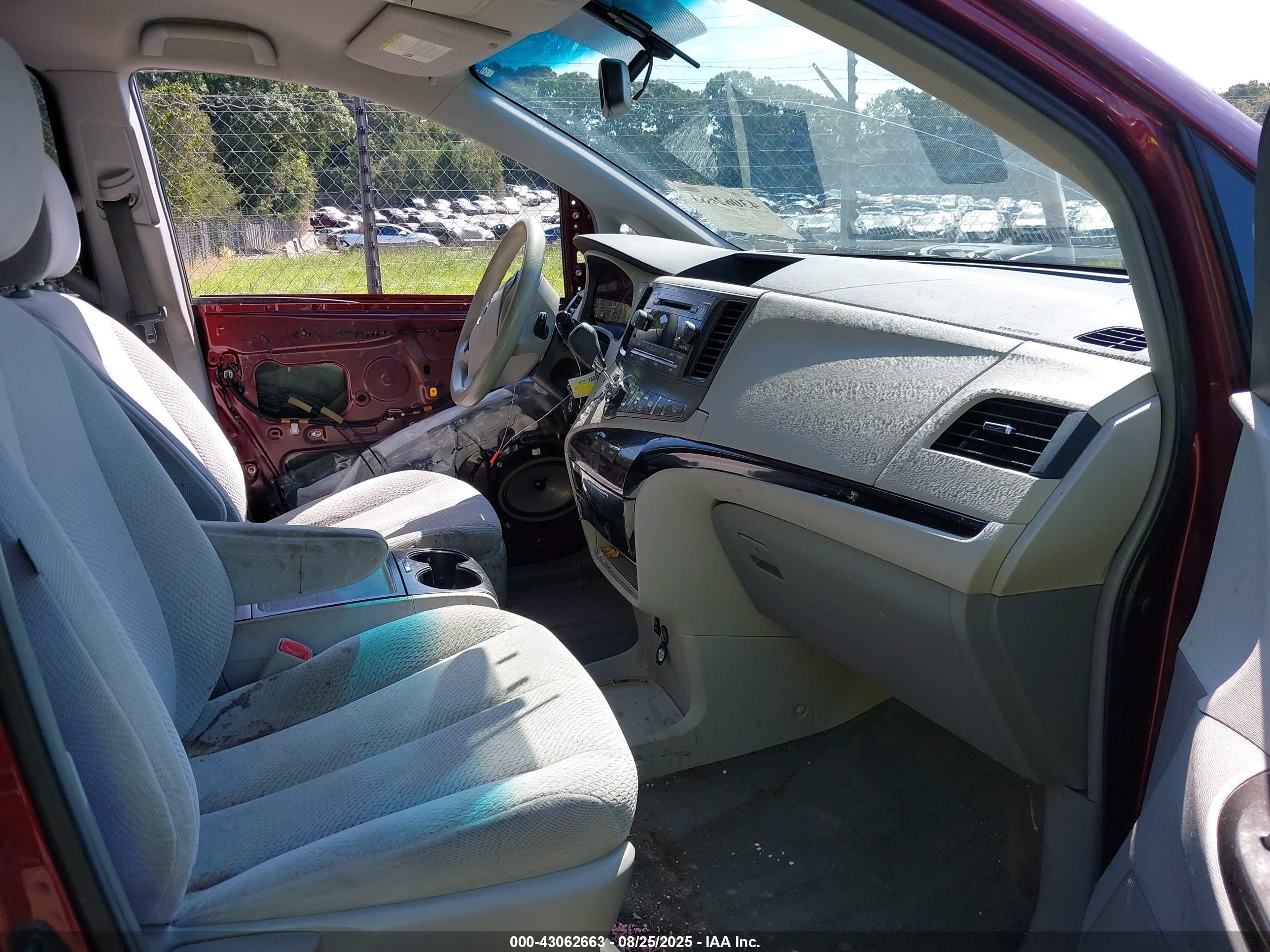 TOYOTA SIENNA image 5