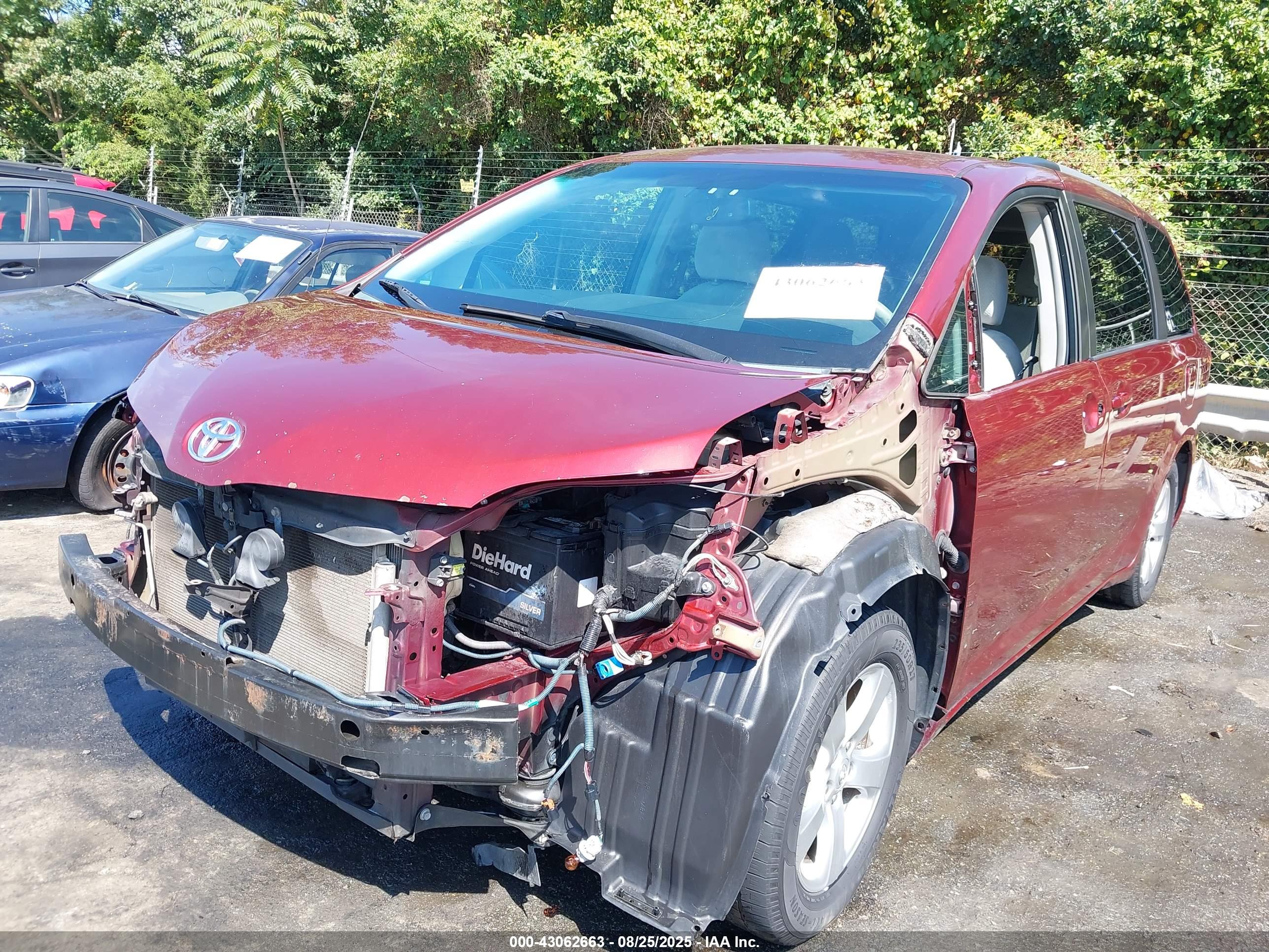 TOYOTA SIENNA image 6