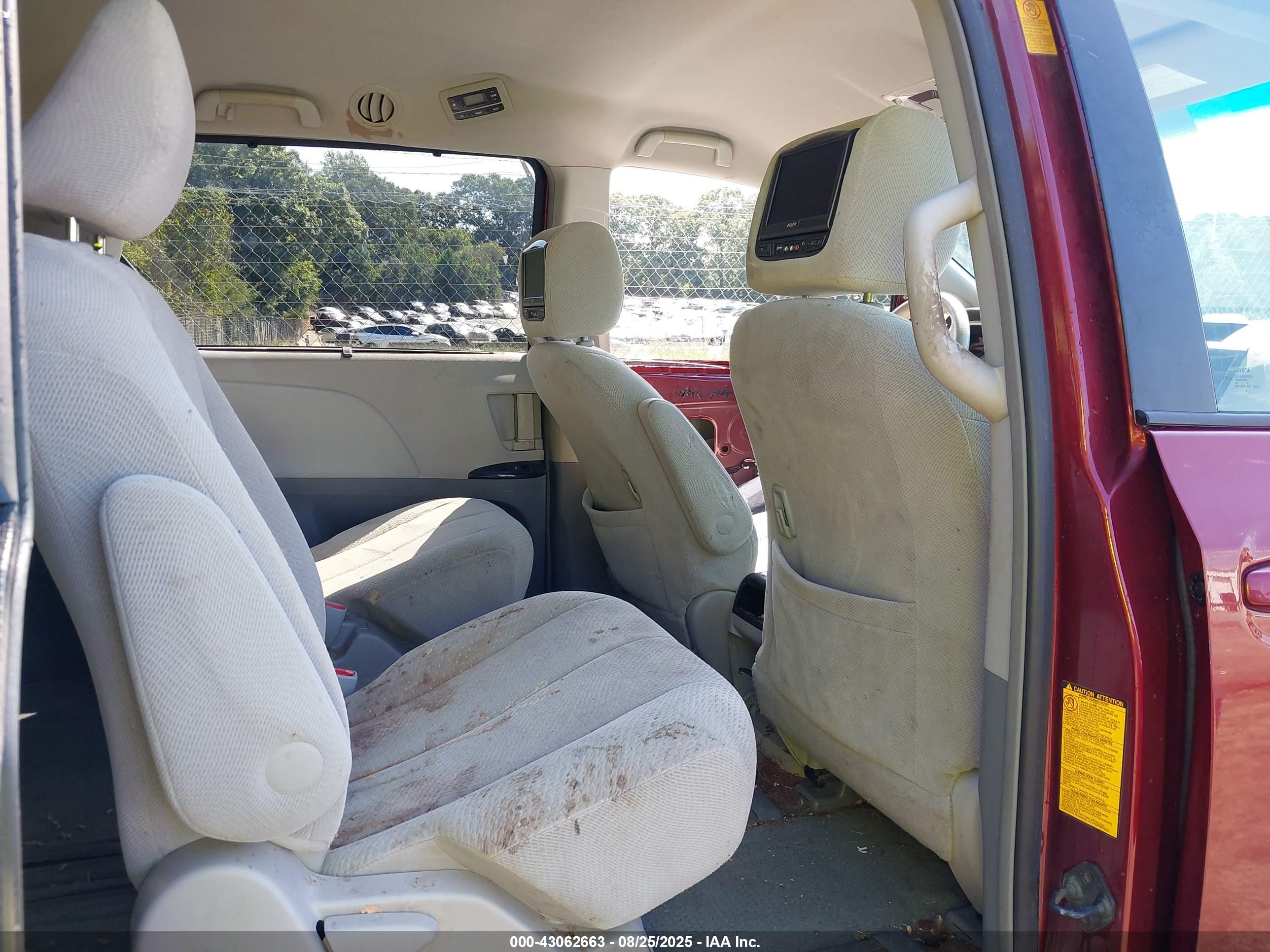 TOYOTA SIENNA image 8