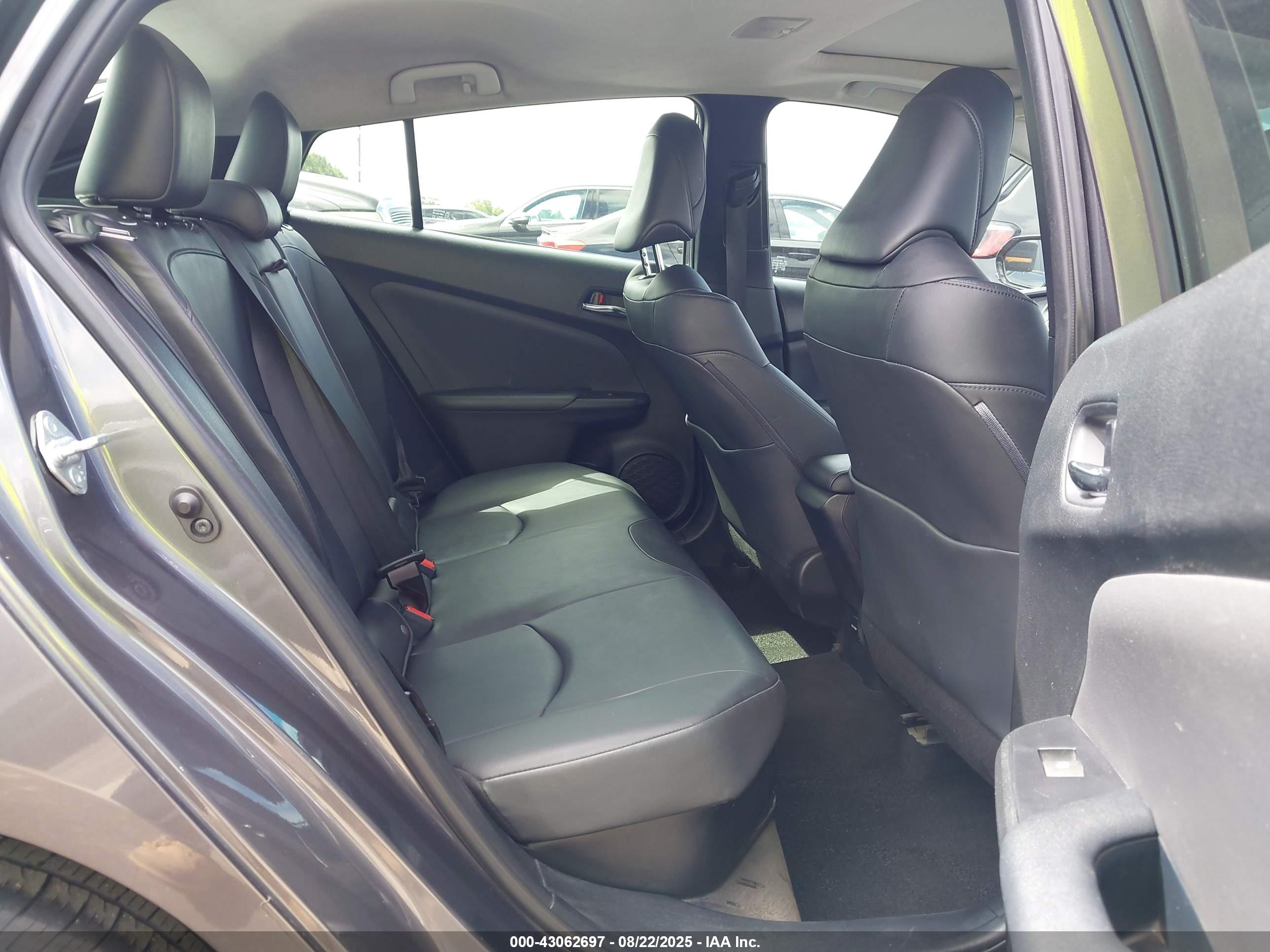 TOYOTA PRIUS image 8
