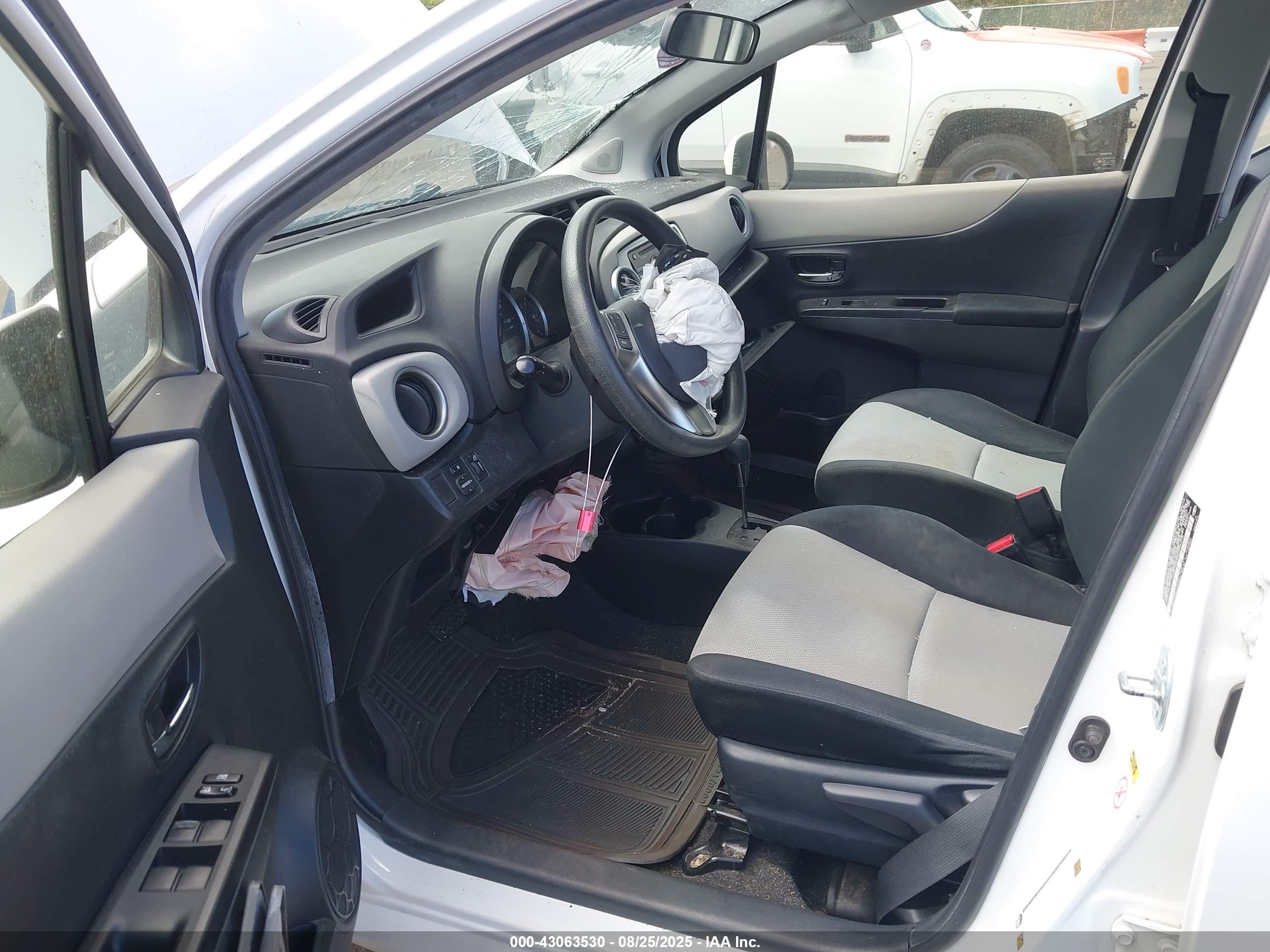 TOYOTA YARIS image 5