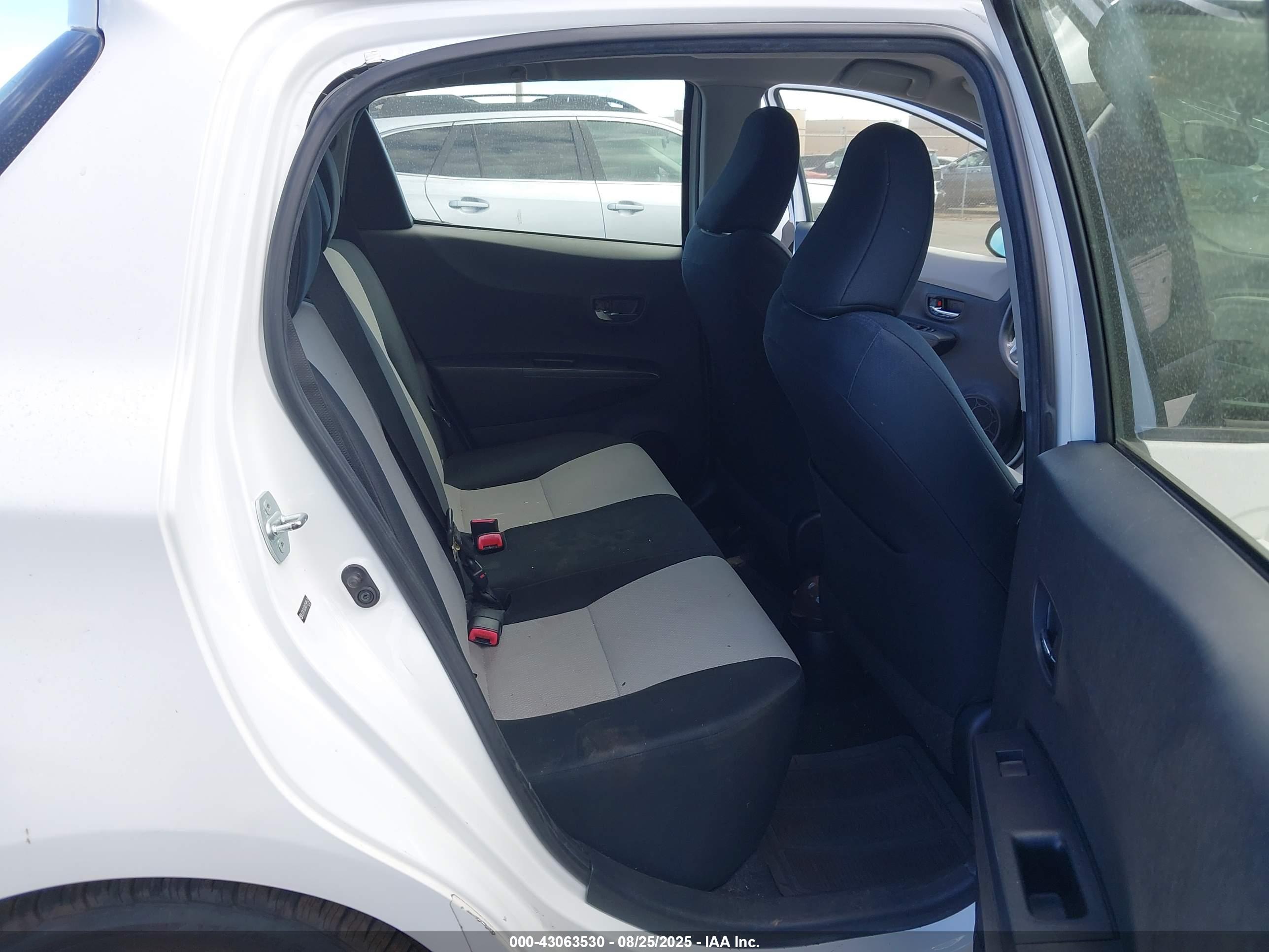 TOYOTA YARIS image 8