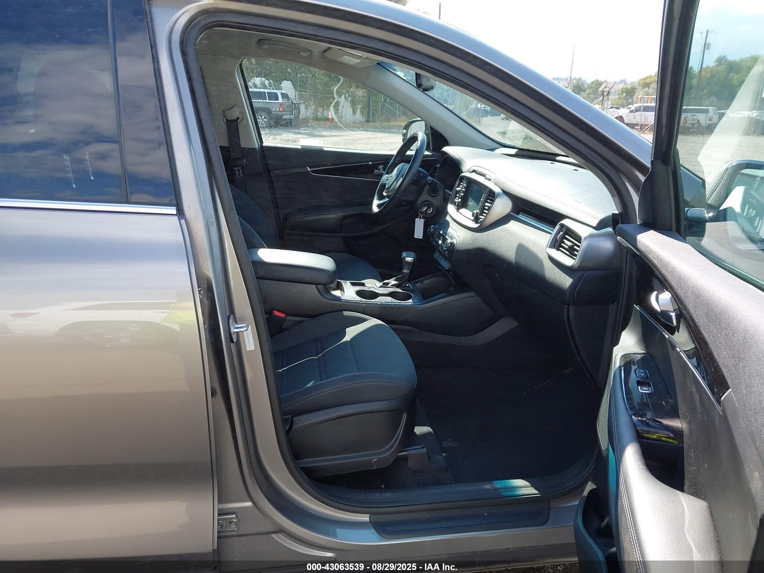 KIA SORENTO image 5