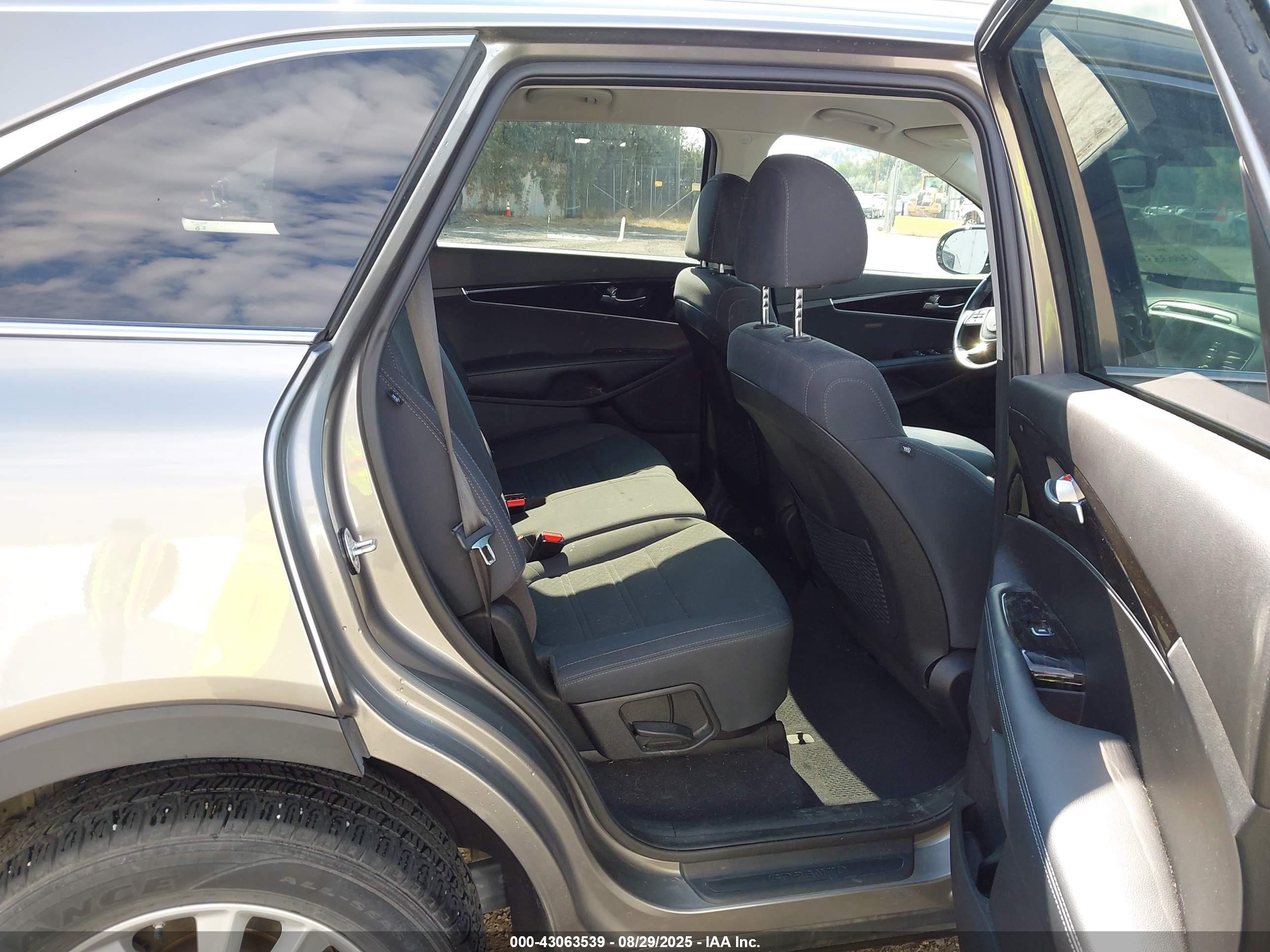 KIA SORENTO image 8