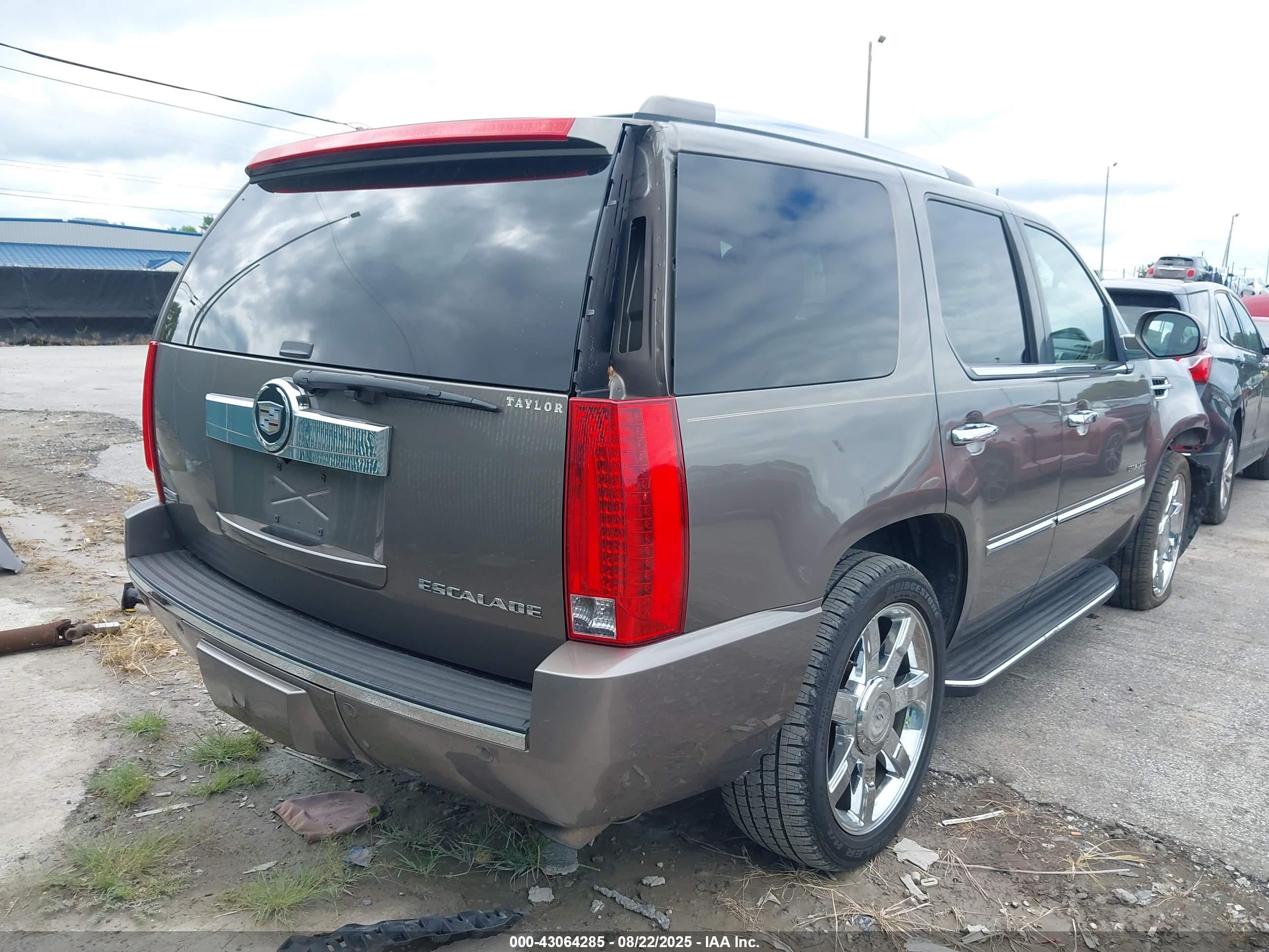 CADILLAC ESCALADE image 4