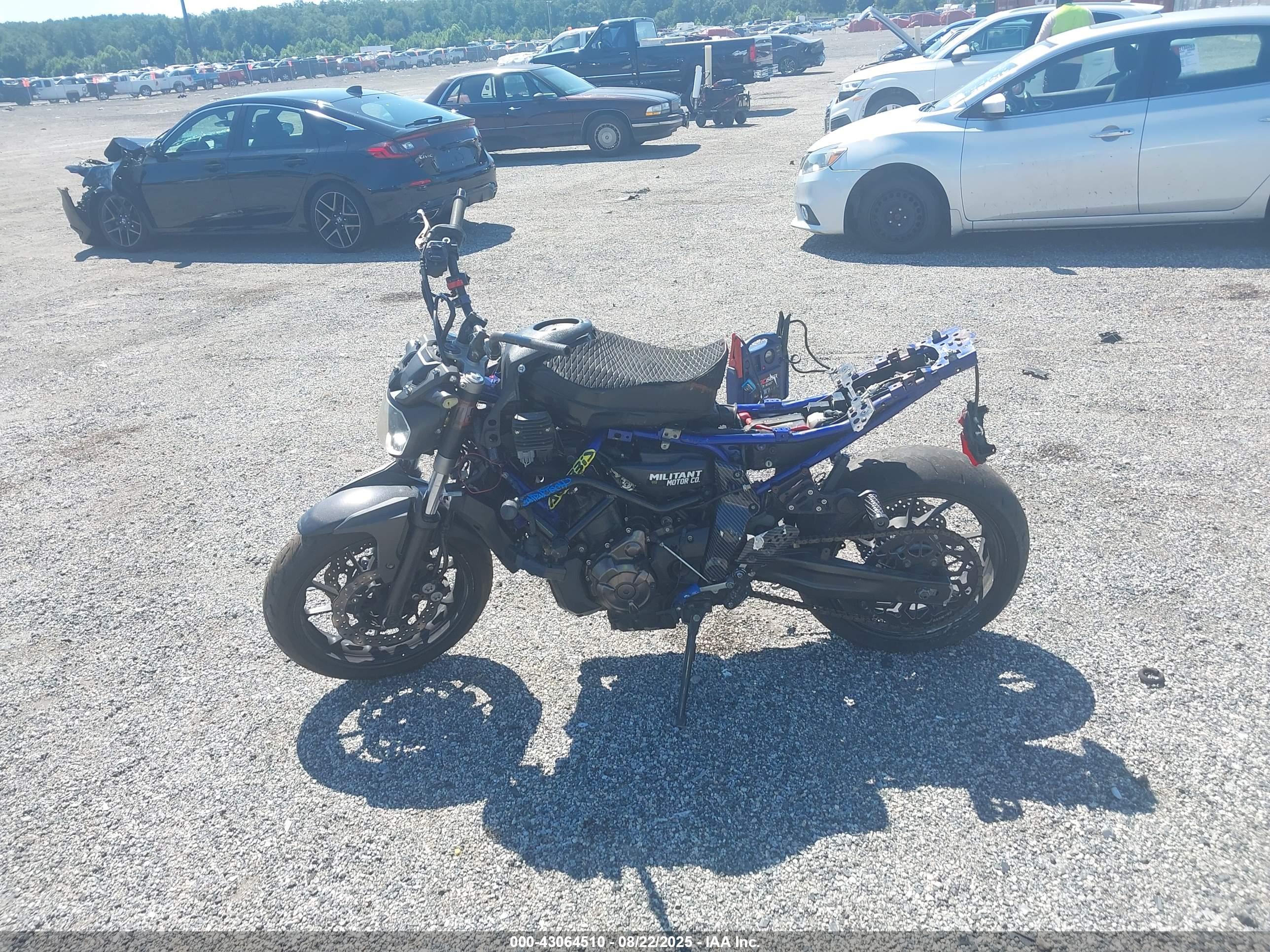 YAMAHA FZ07 image 2