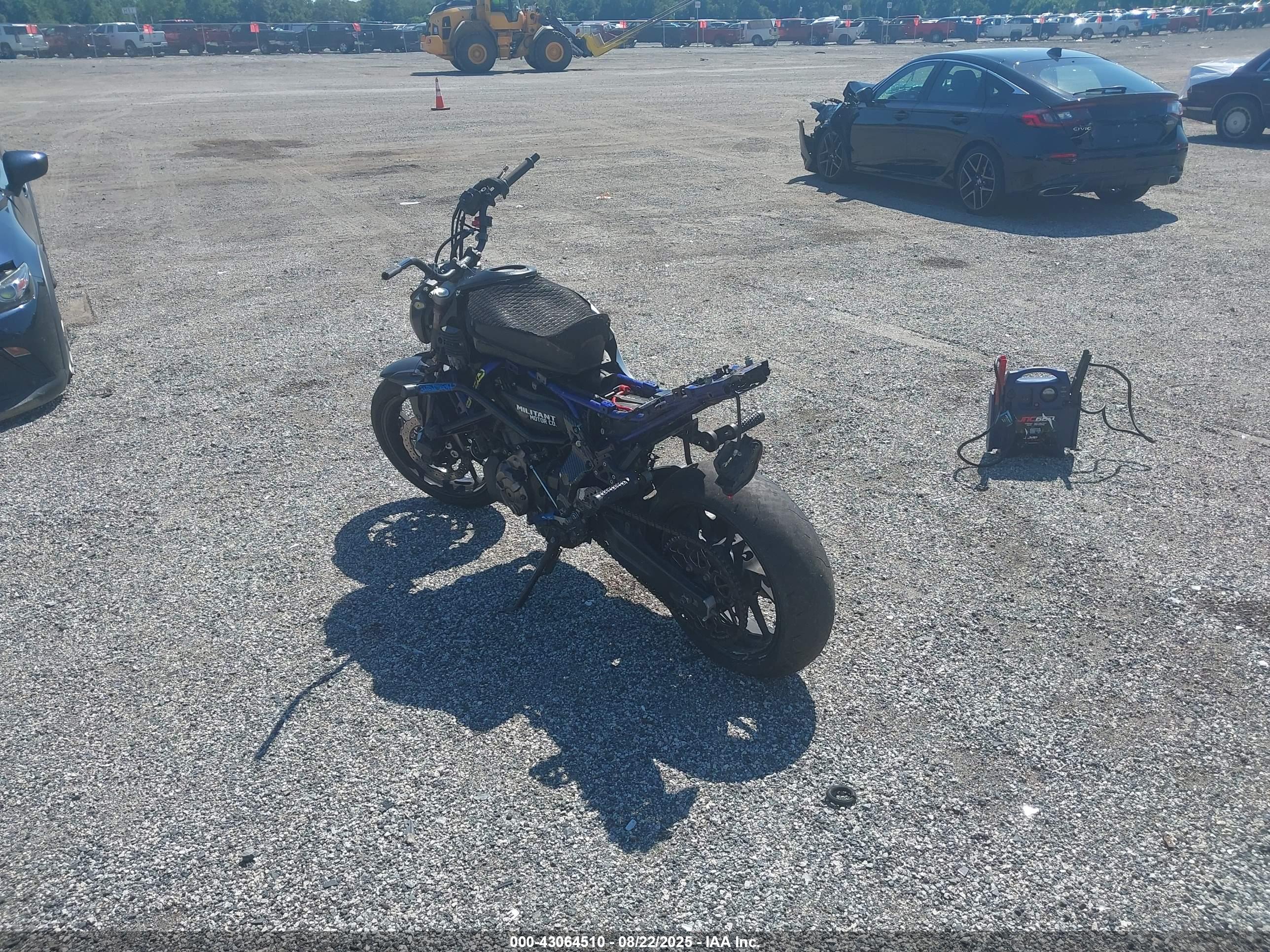 YAMAHA FZ07 image 3