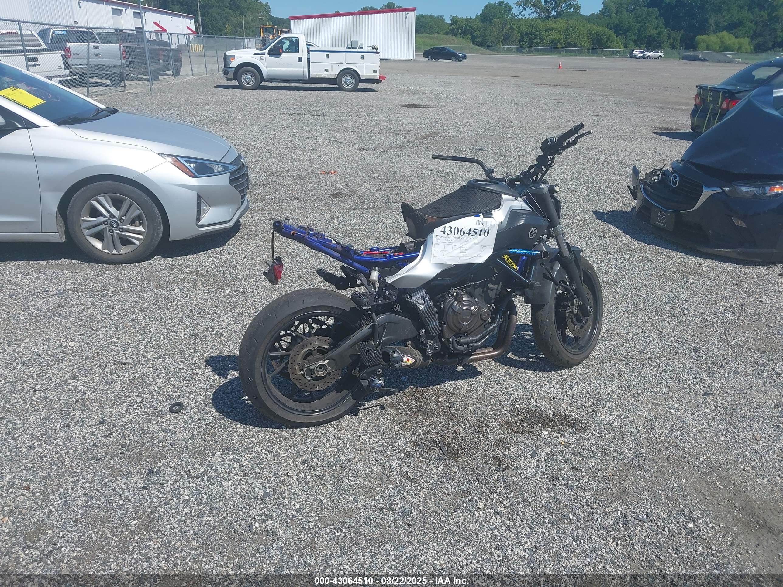 YAMAHA FZ07 image 4