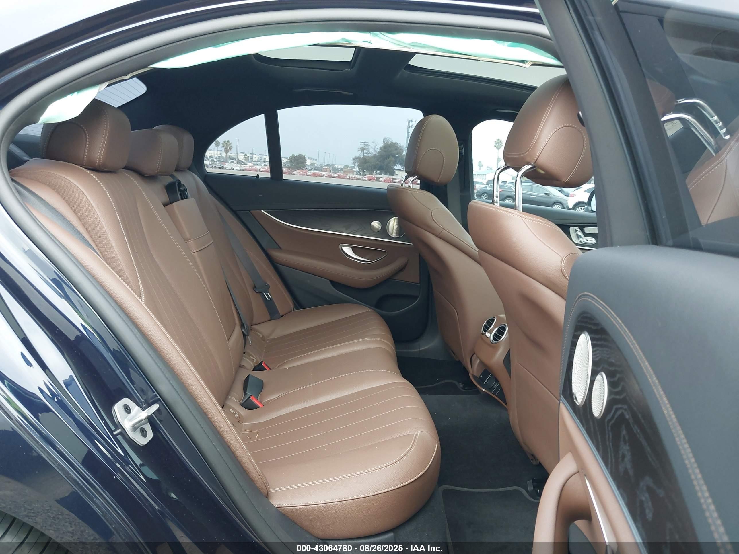 MERCEDES-BENZ E image 8