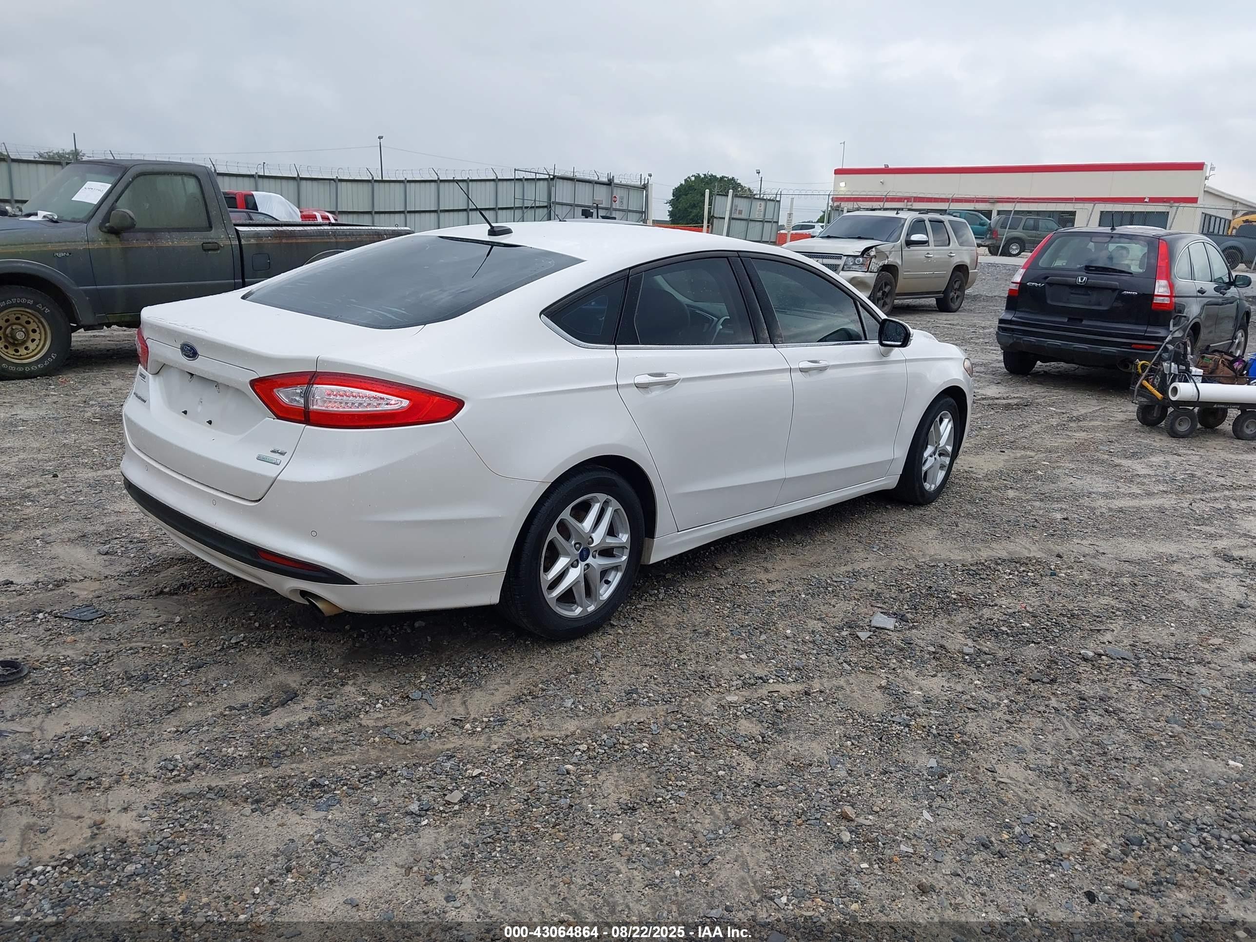FORD FUSION image 4