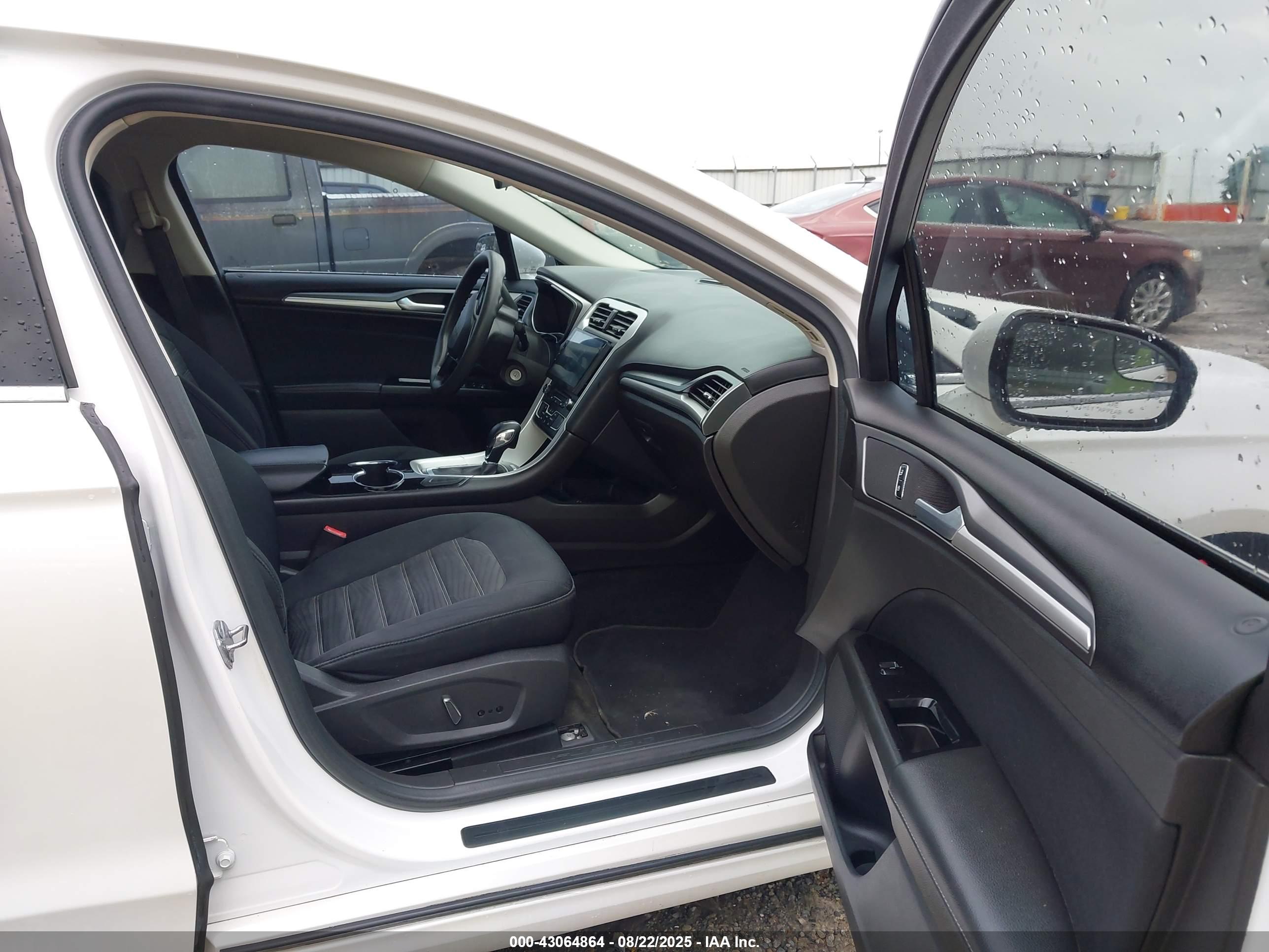 FORD FUSION image 5