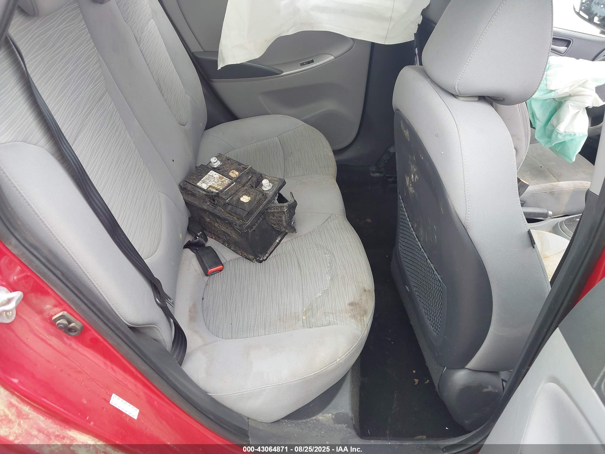 HYUNDAI ACCENT image 8