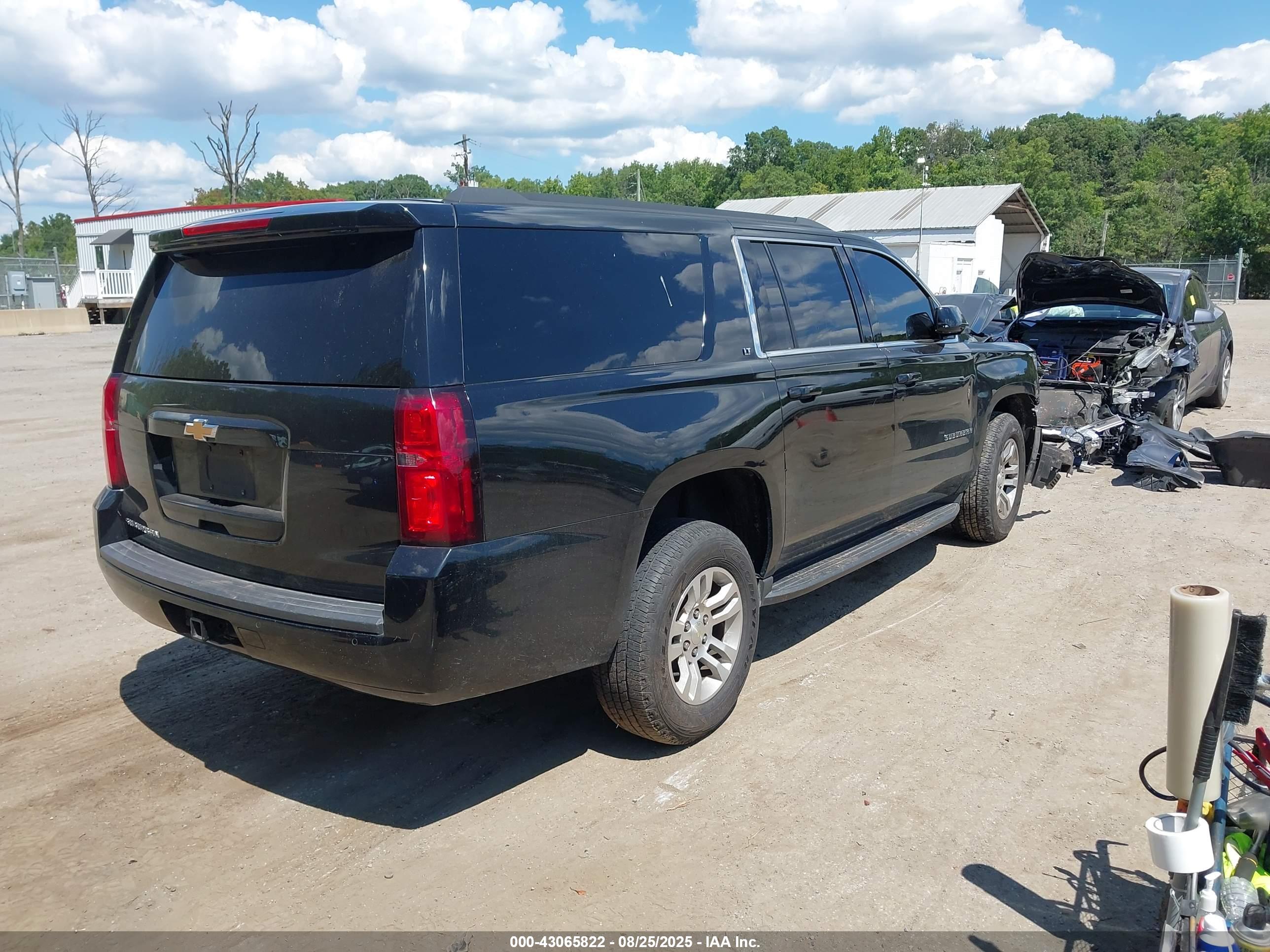 CHEVROLET SUBURBAN image 4