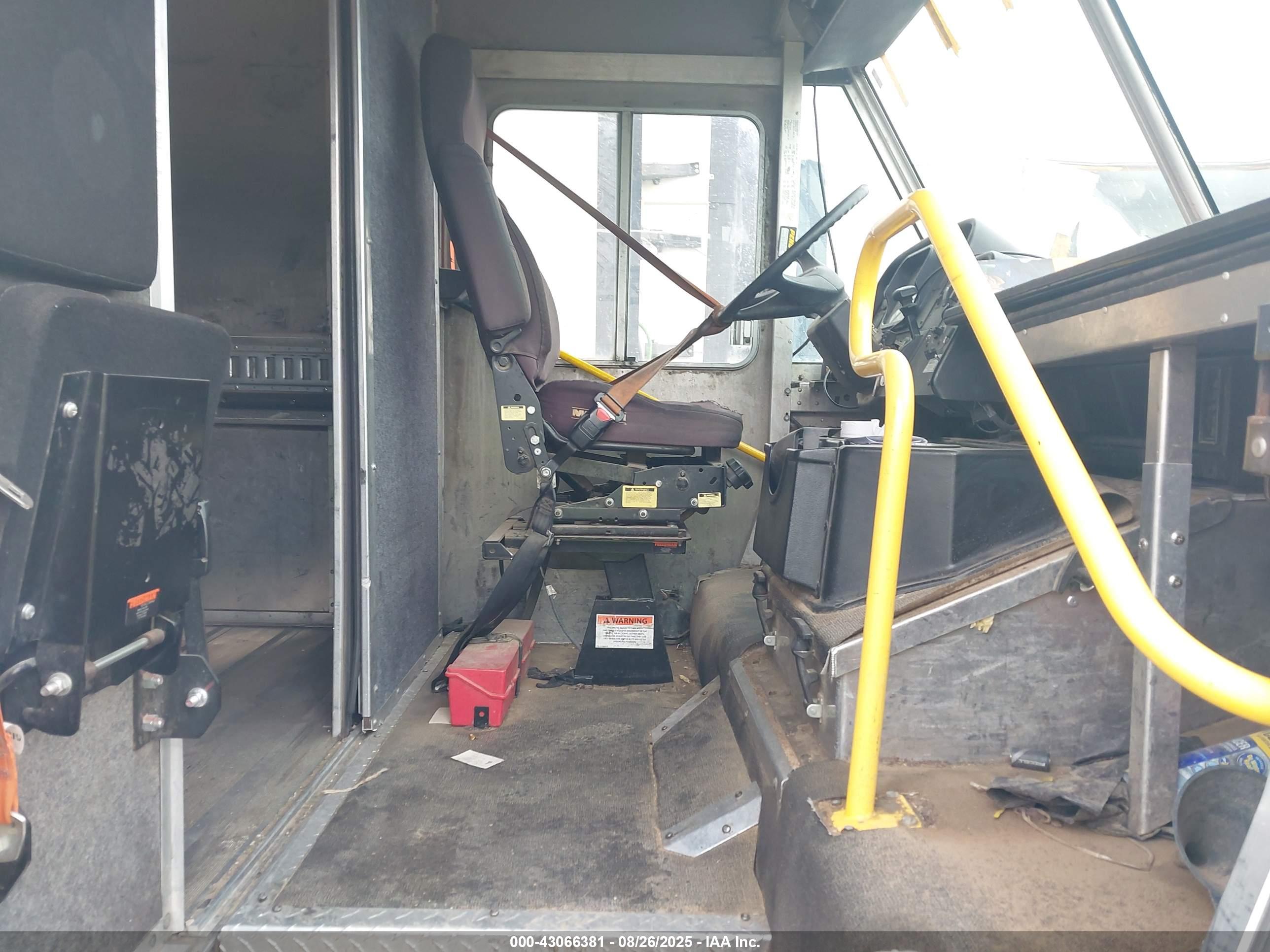 FREIGHTLINER MT45G image 8