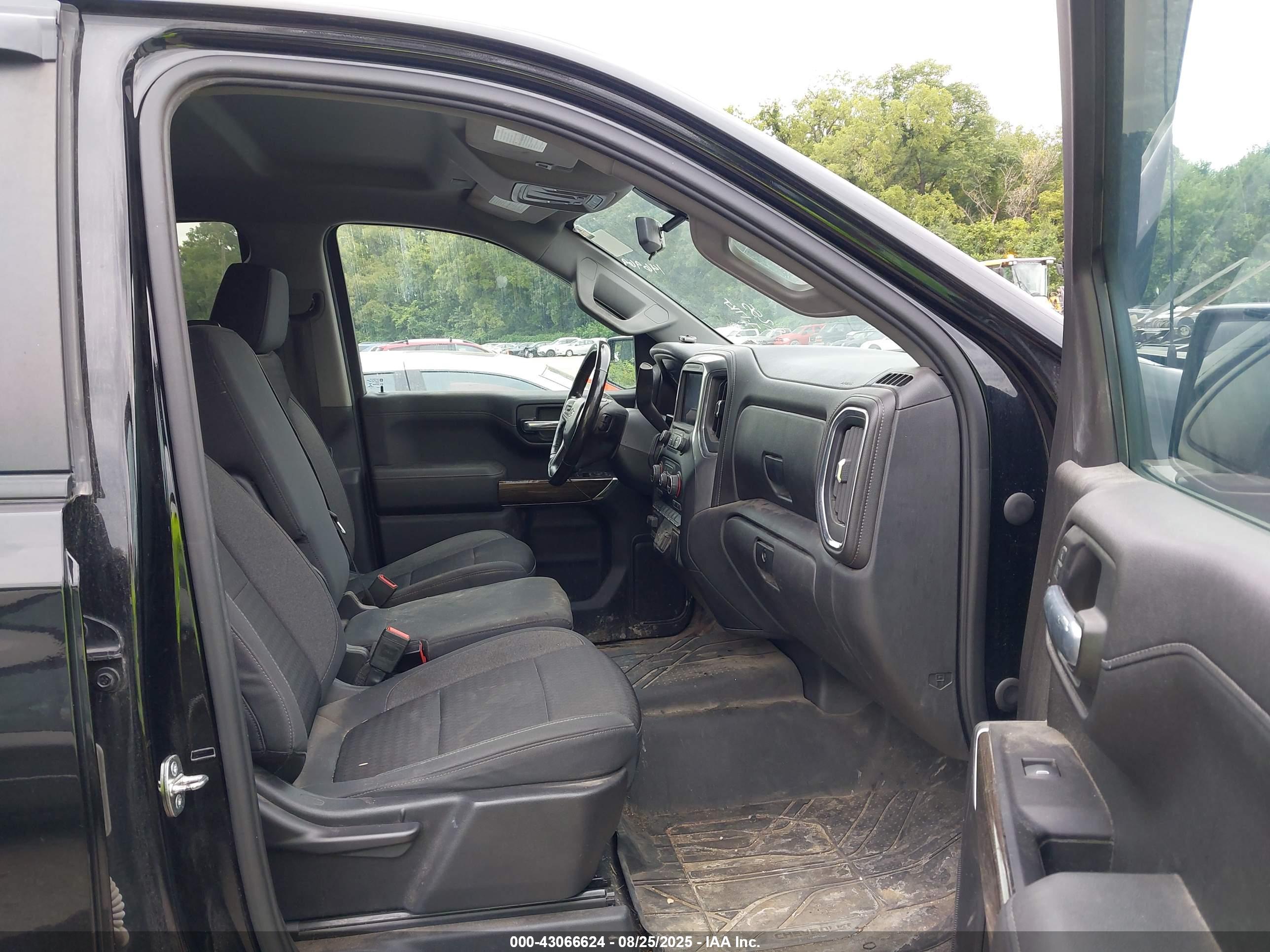 CHEVROLET SILVERADO image 5