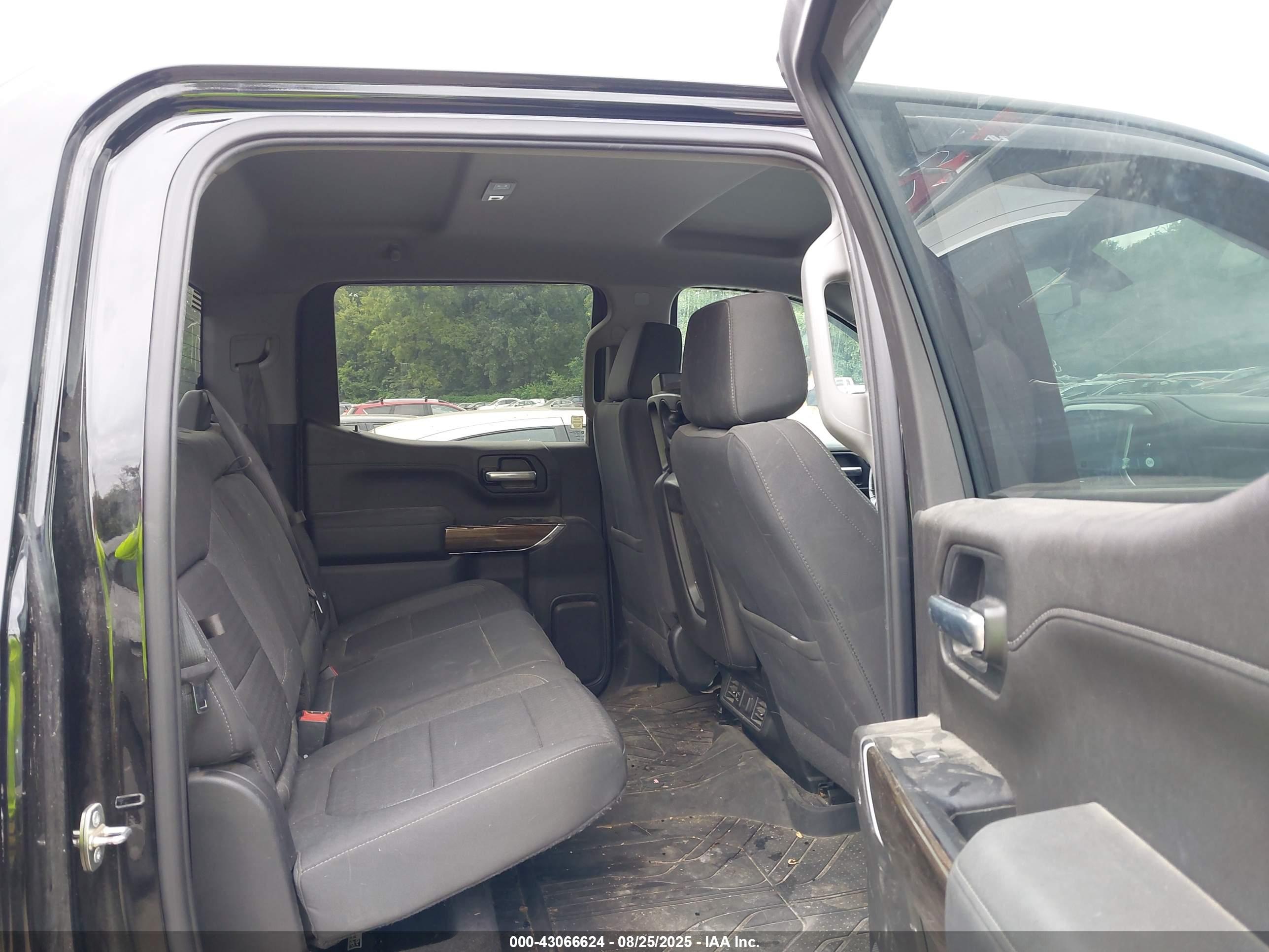 CHEVROLET SILVERADO image 8