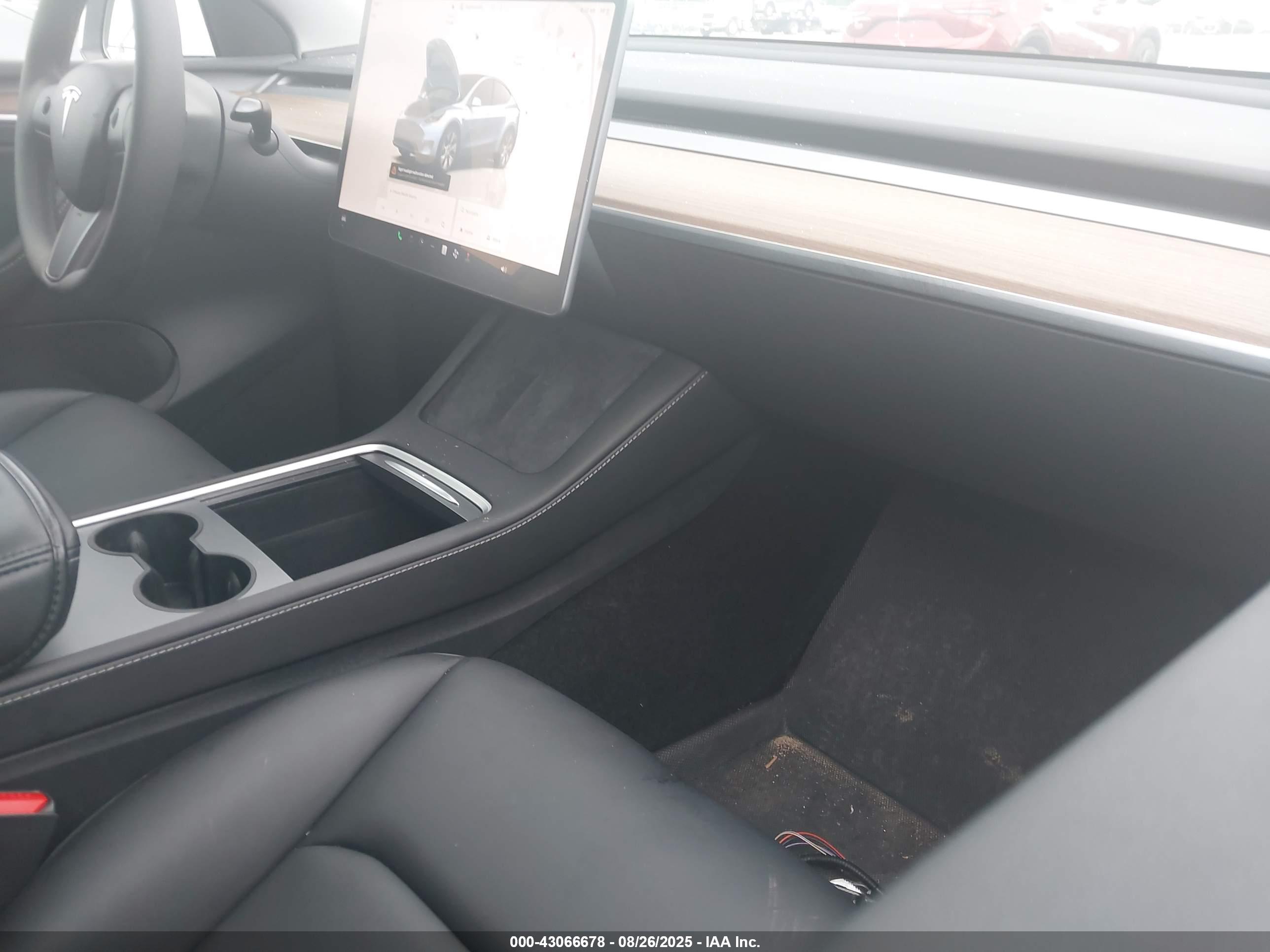 TESLA MODEL image 5