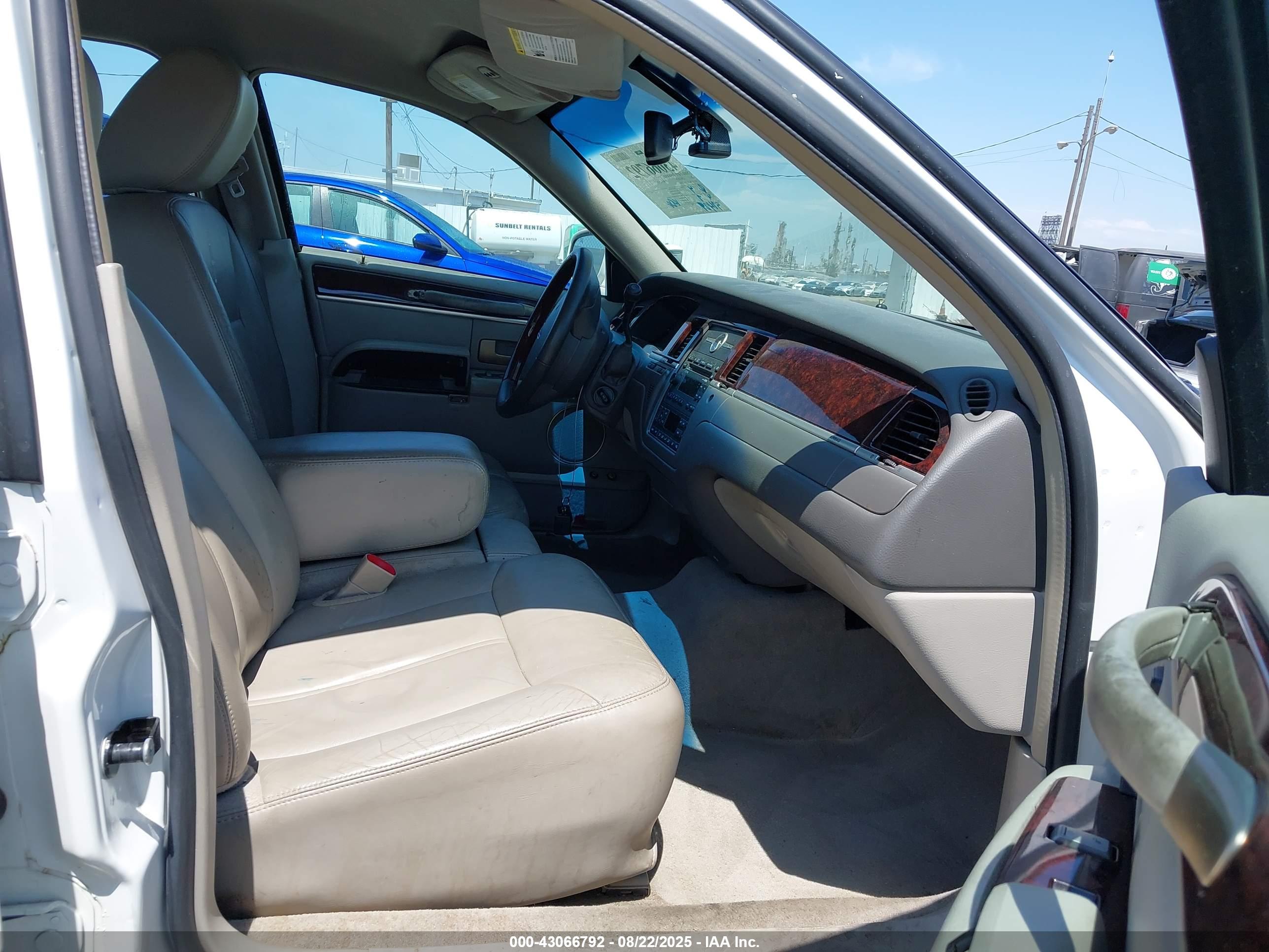 LINCOLN TOWN image 5