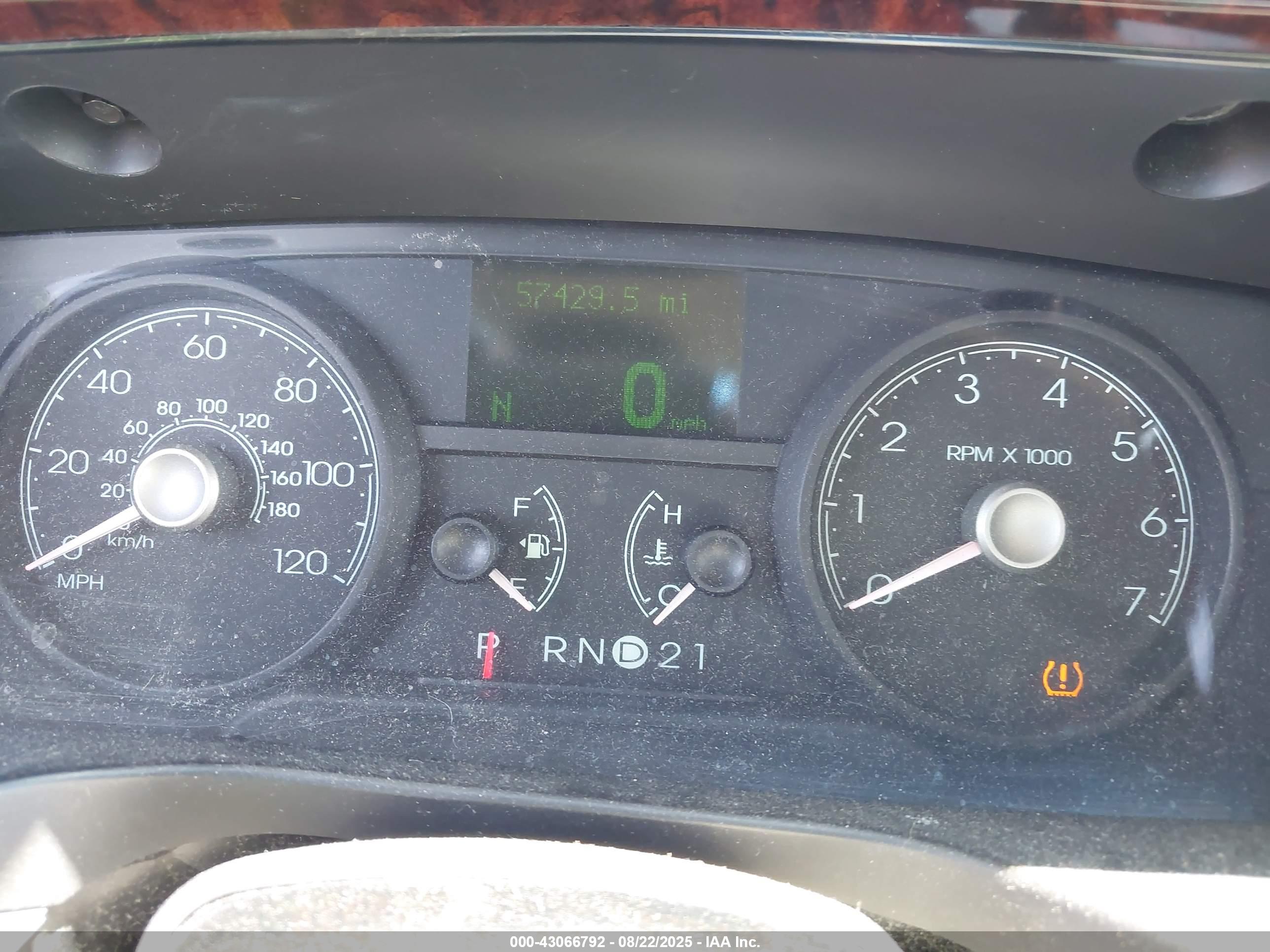LINCOLN TOWN image 7