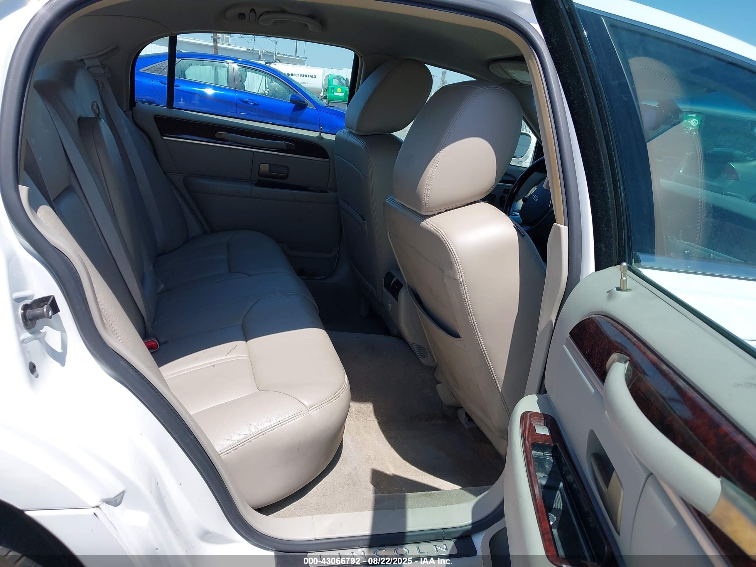 LINCOLN TOWN image 8
