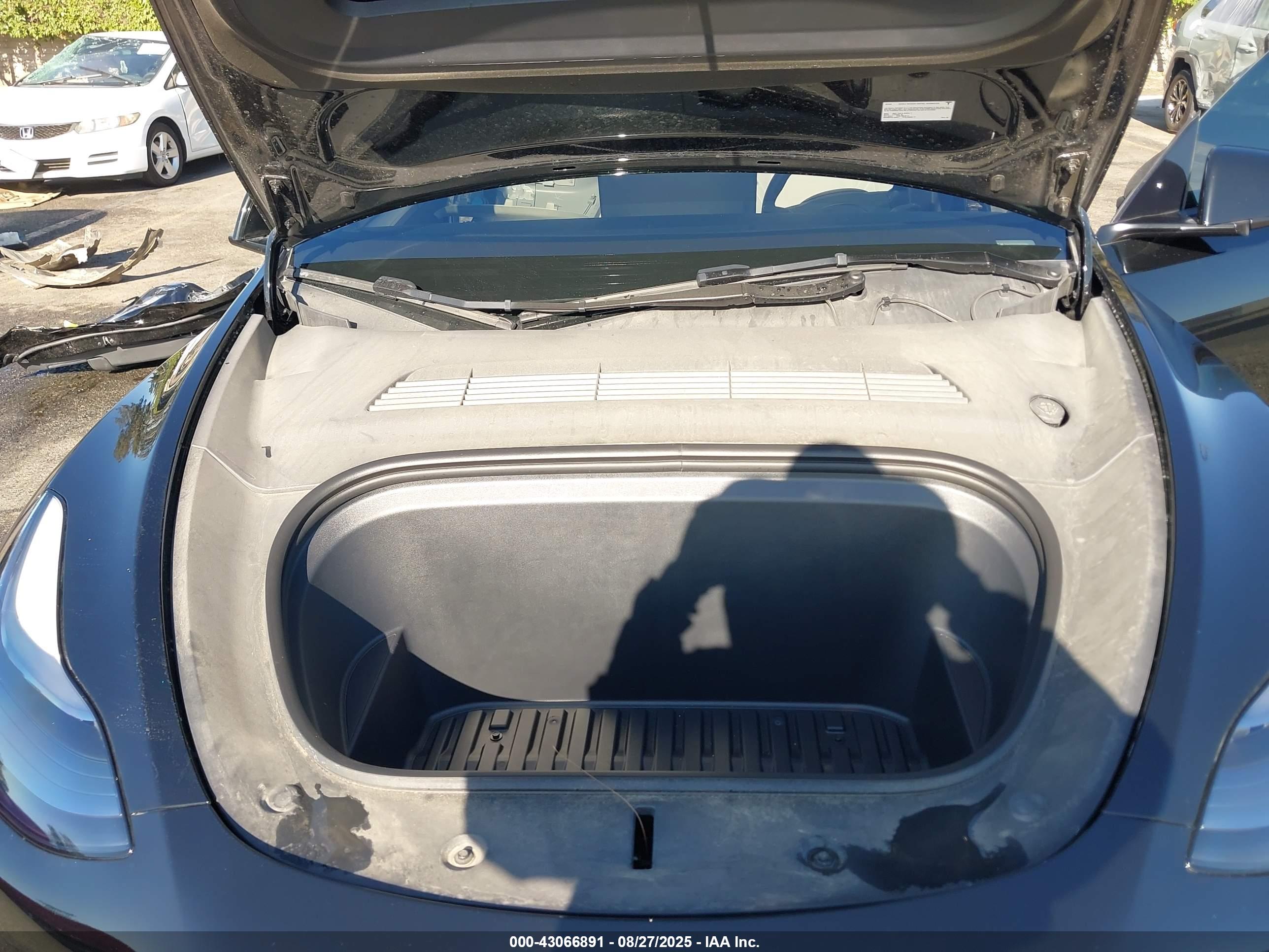 TESLA MODEL image 10