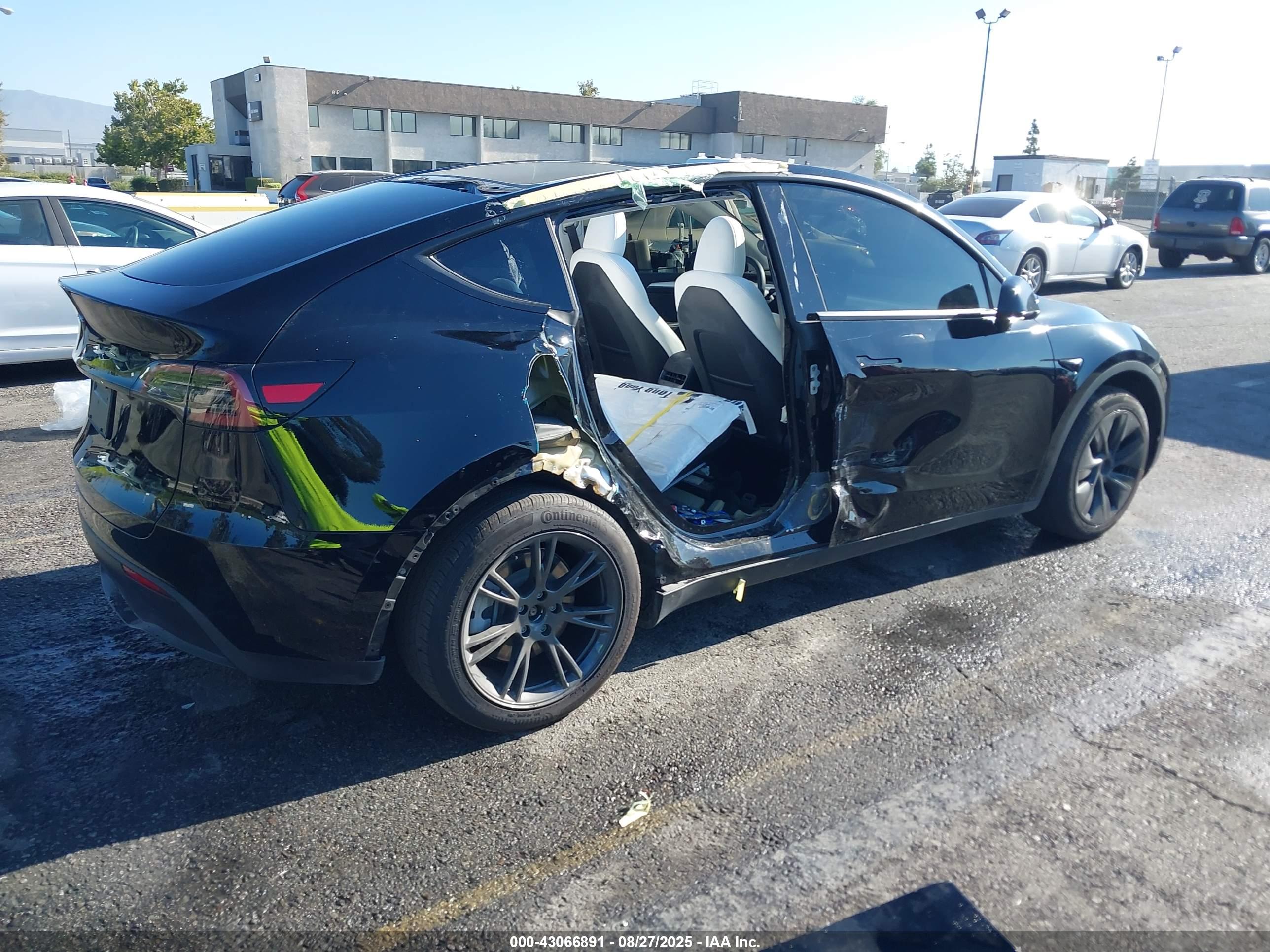 TESLA MODEL image 4