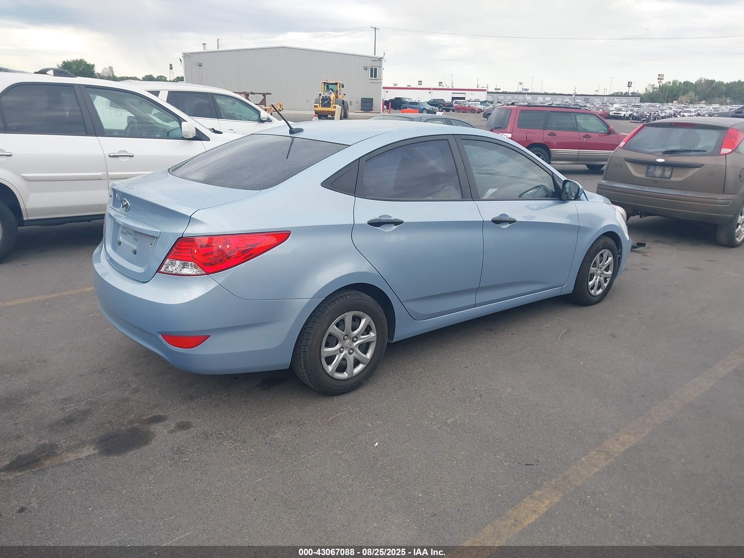 HYUNDAI ACCENT image 4