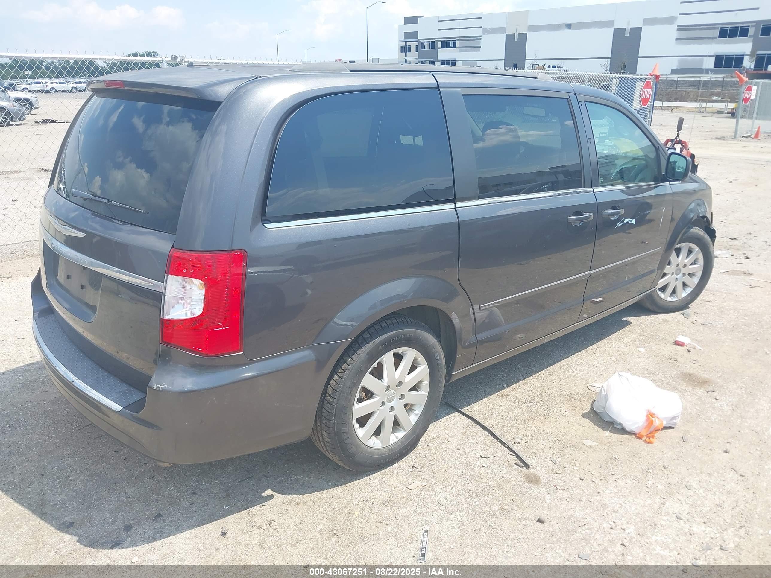 CHRYSLER TOWN image 4