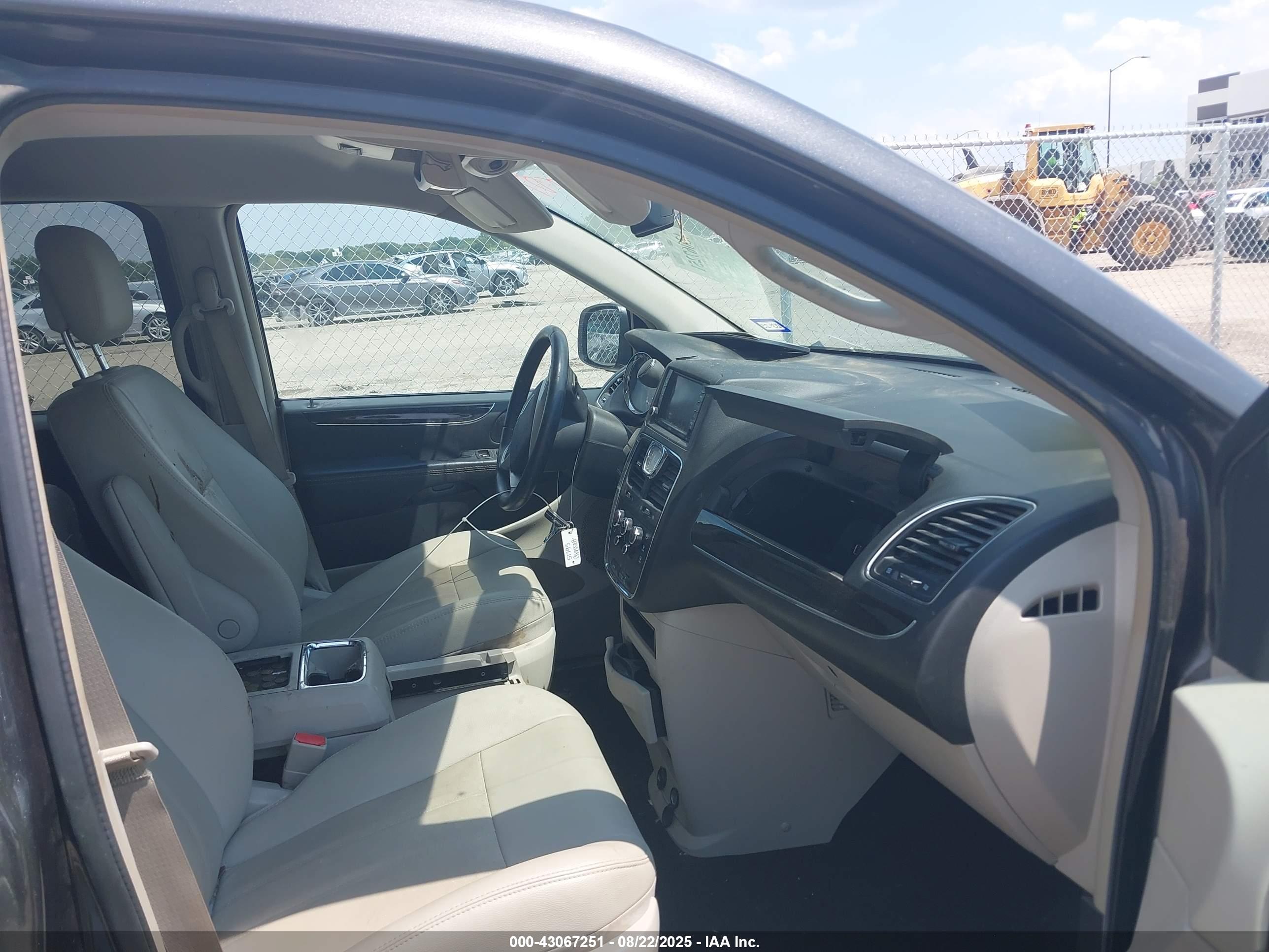 CHRYSLER TOWN image 5