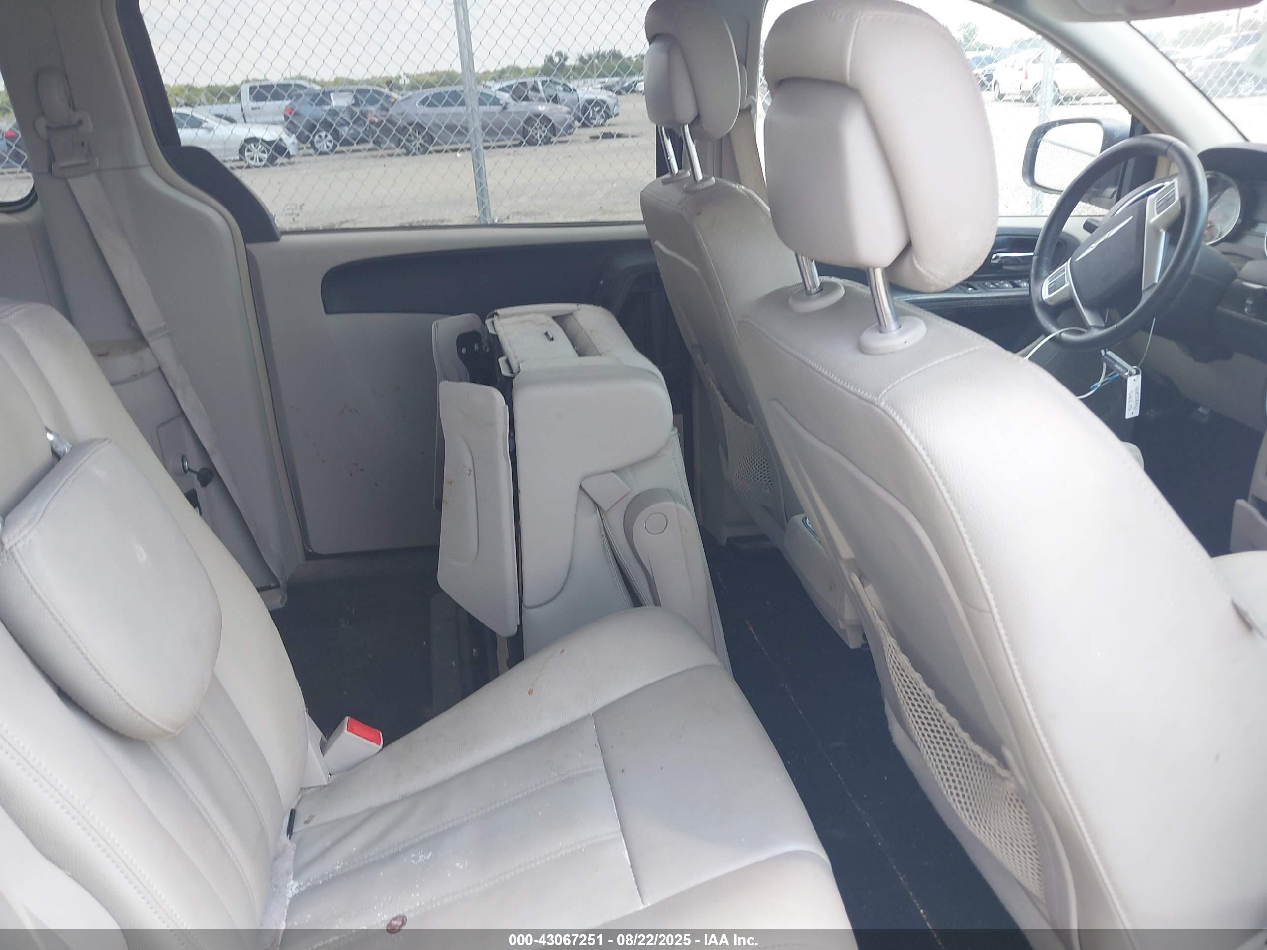 CHRYSLER TOWN image 8