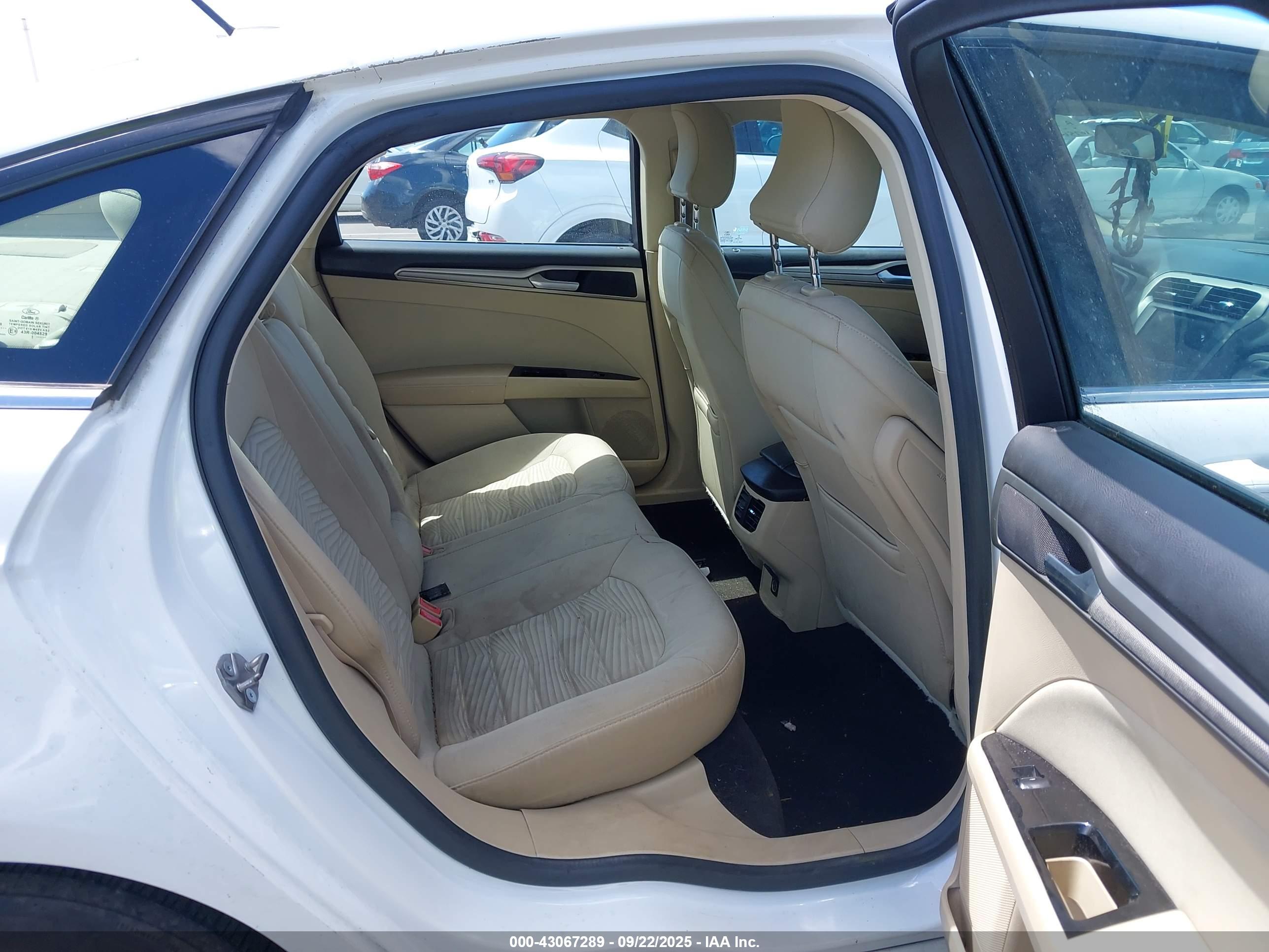 FORD FUSION image 8