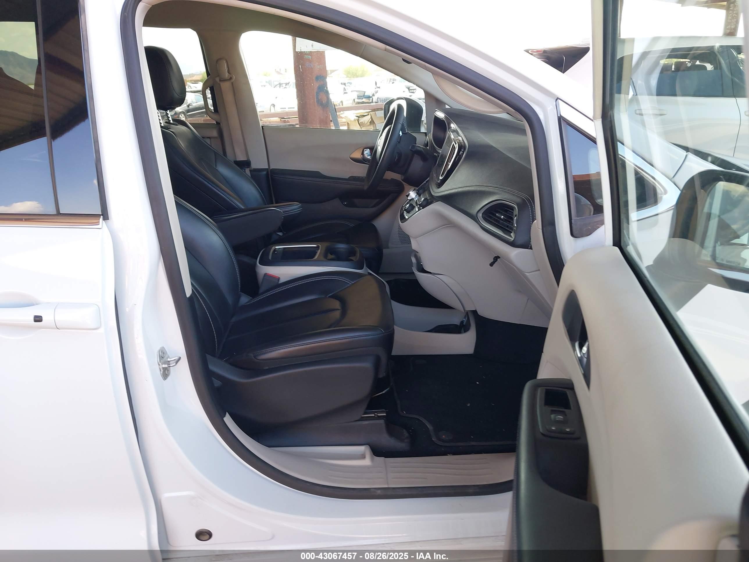 CHRYSLER PACIFICA image 5