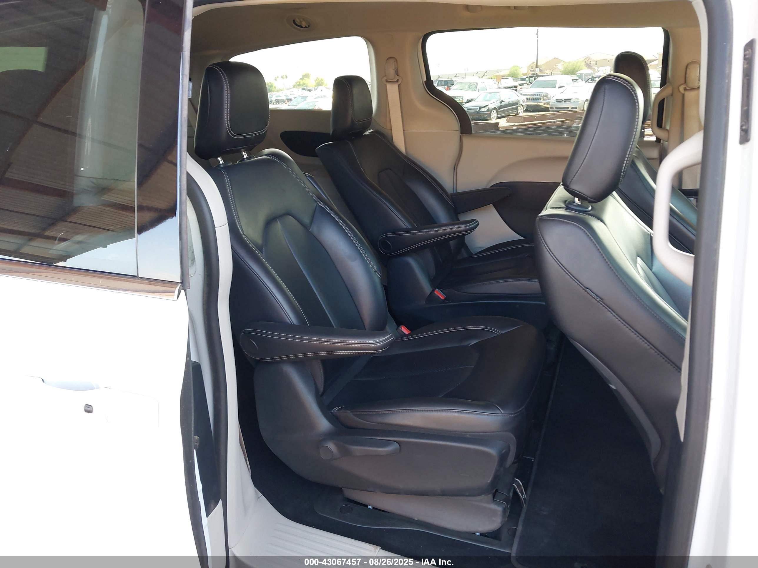 CHRYSLER PACIFICA image 8