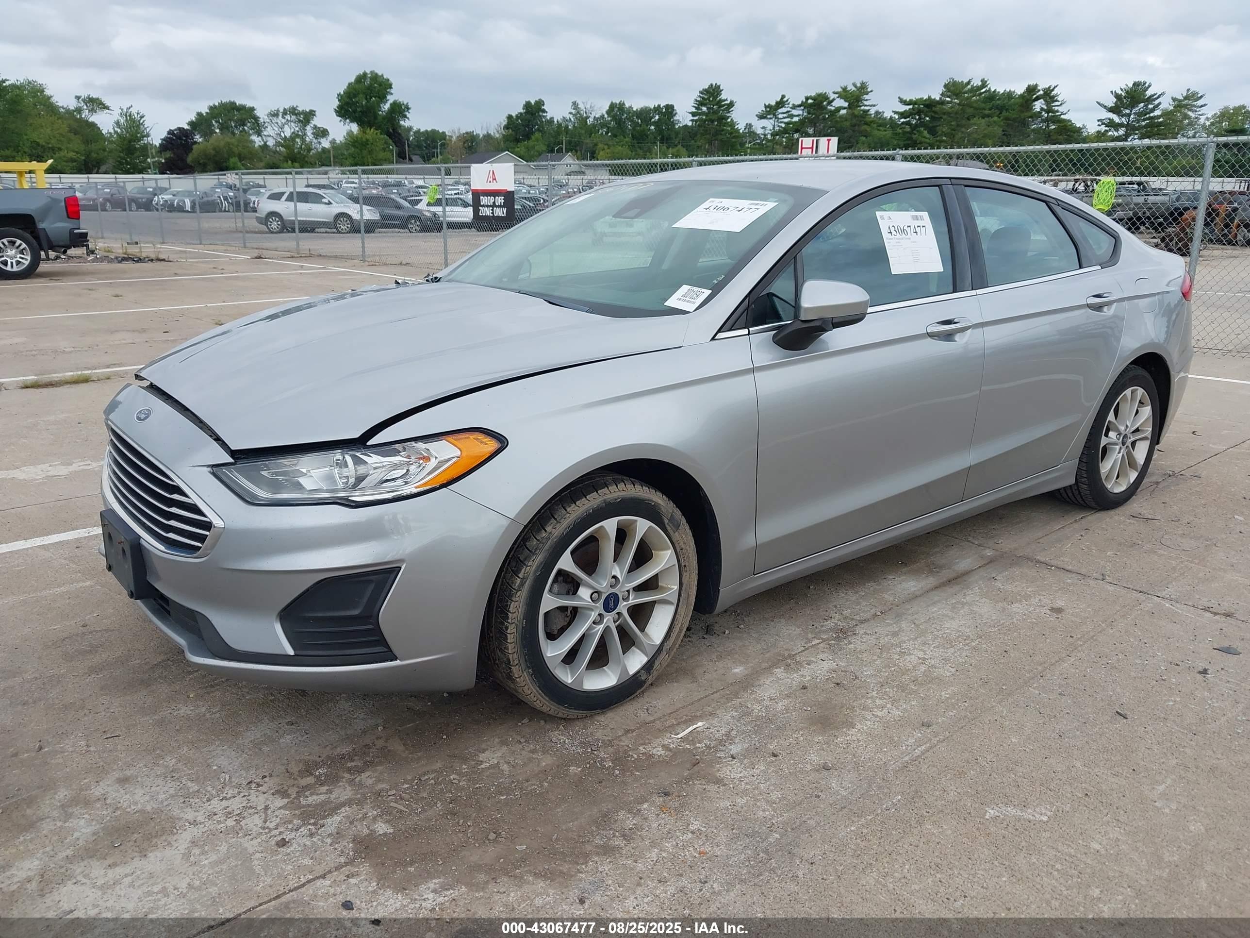 FORD FUSION image 2