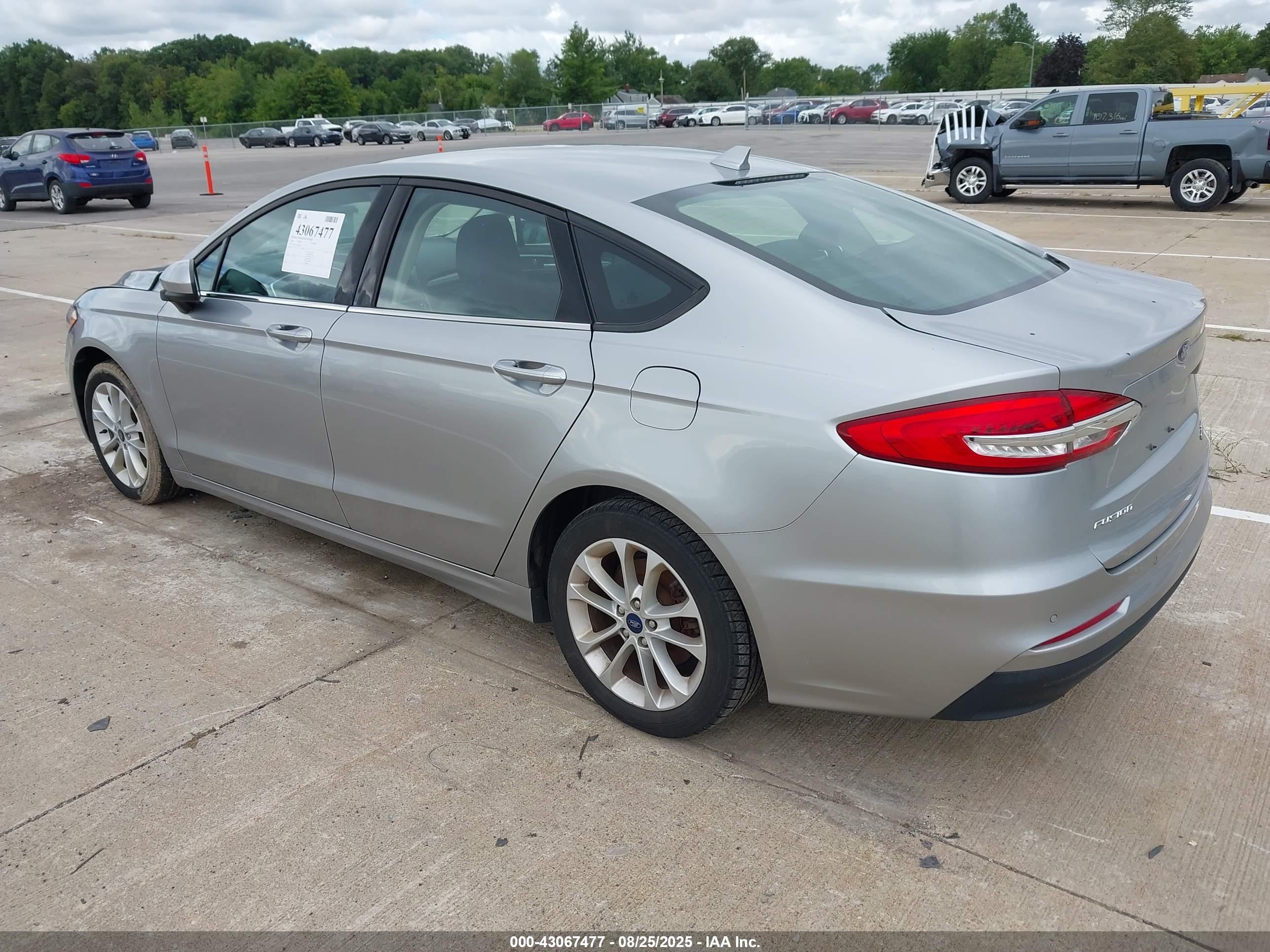 FORD FUSION image 3