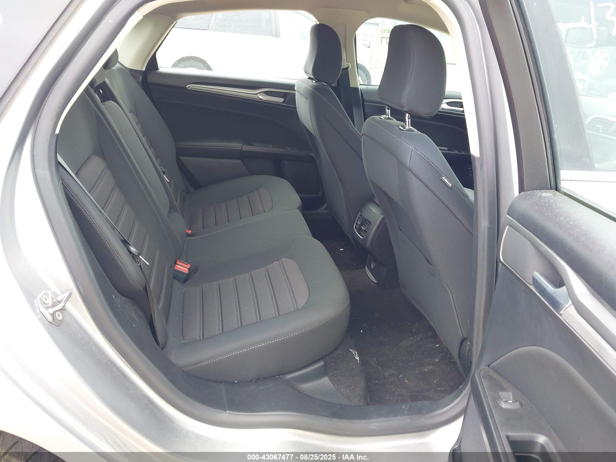 FORD FUSION image 8