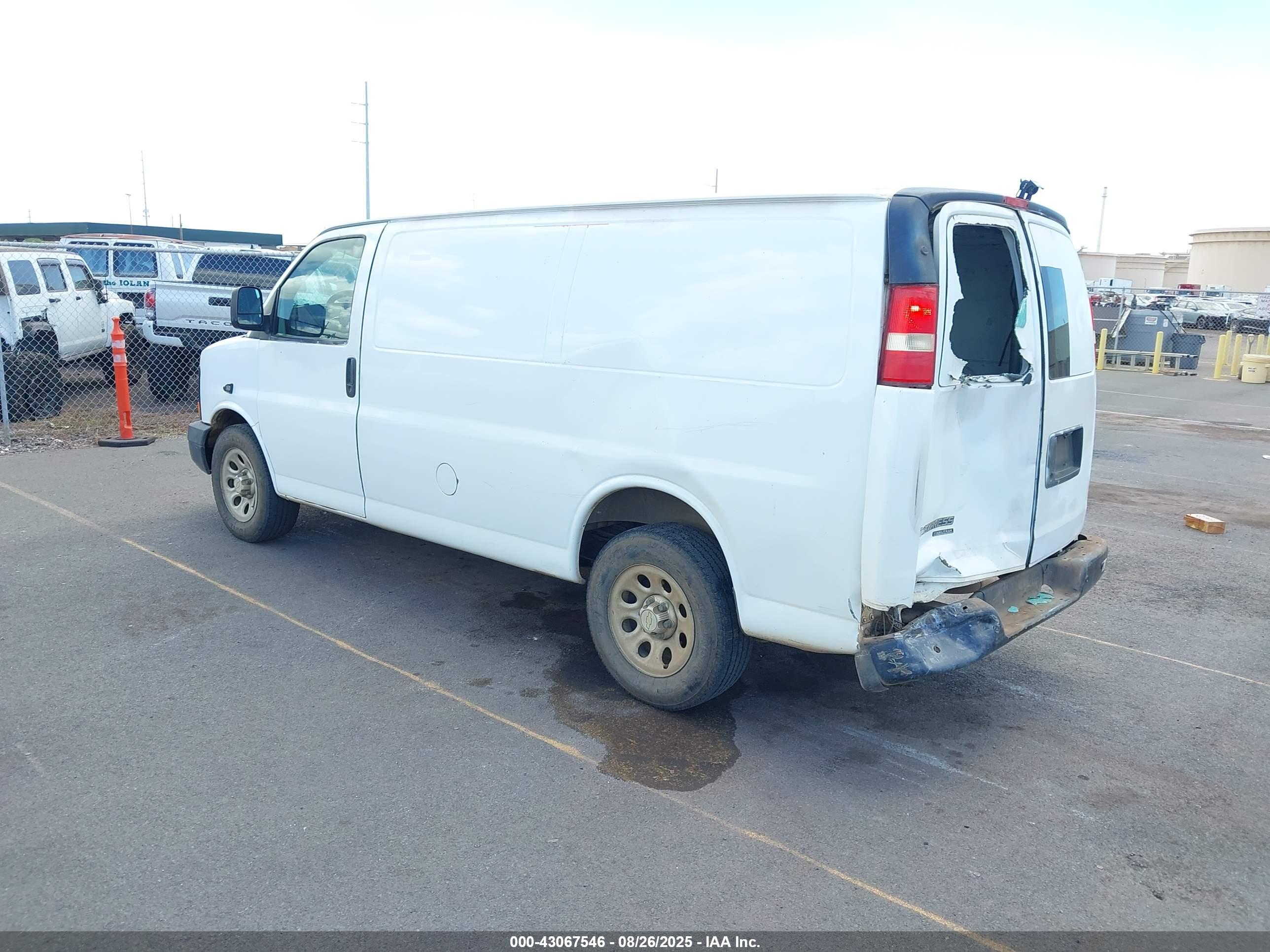 CHEVROLET EXPRESS image 3