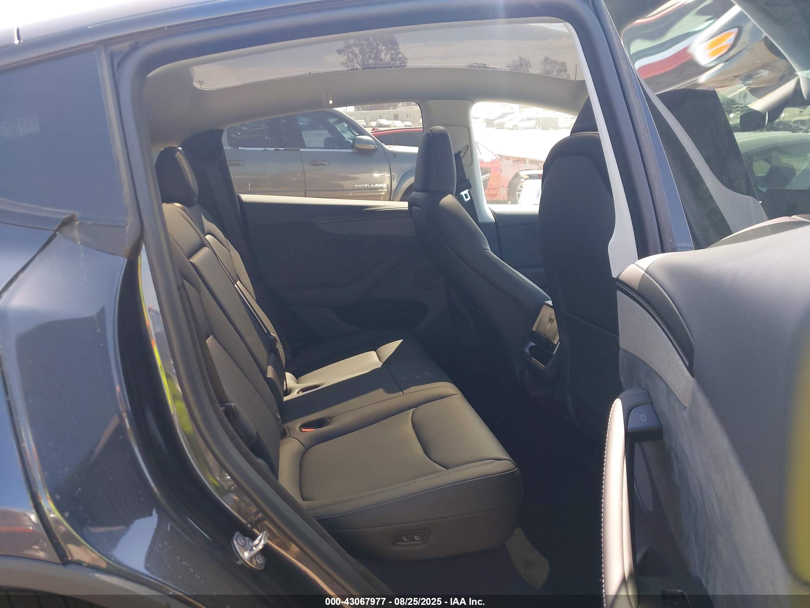 TESLA MODEL image 8