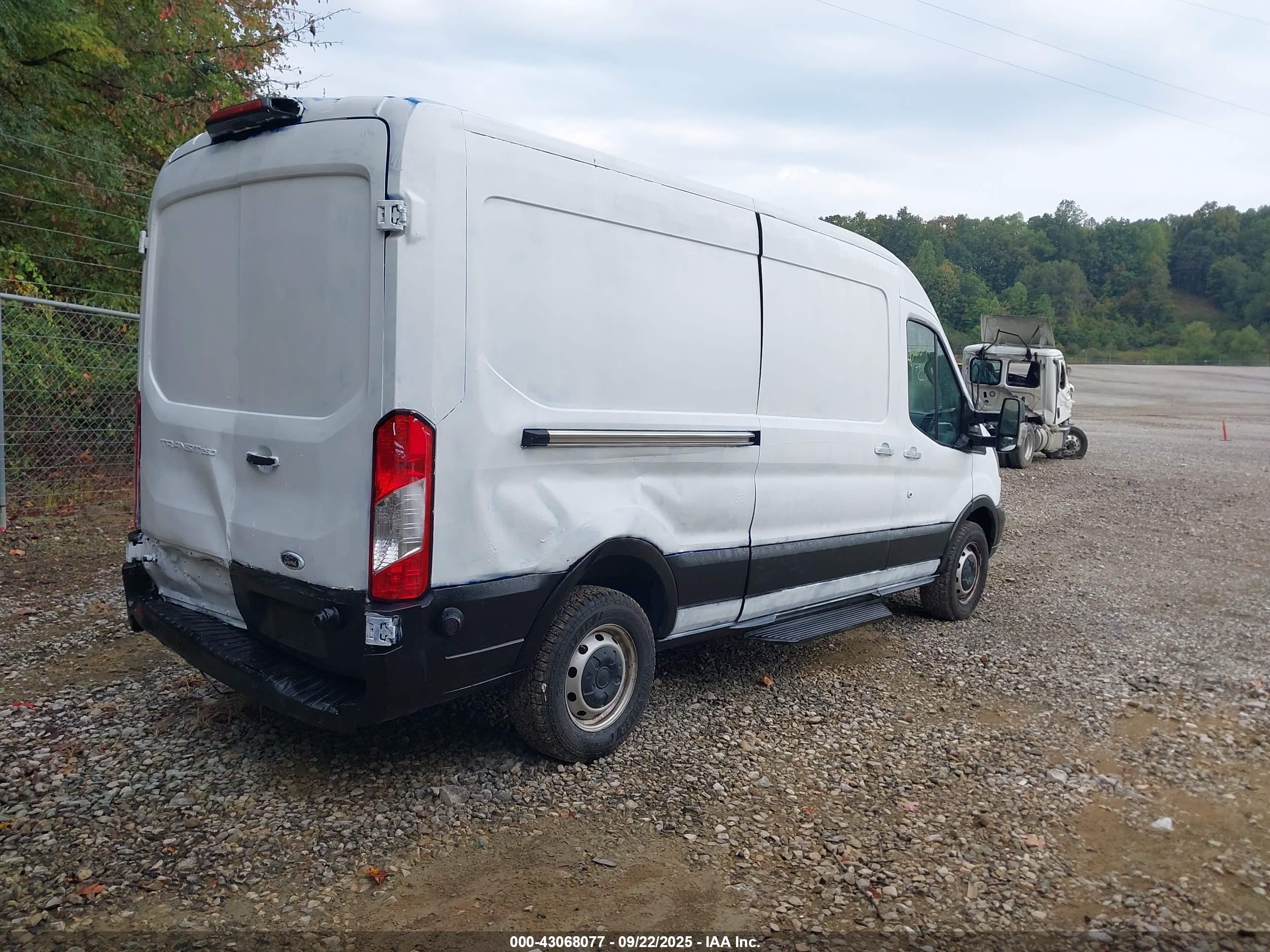 FORD TRANSIT-250 image 4
