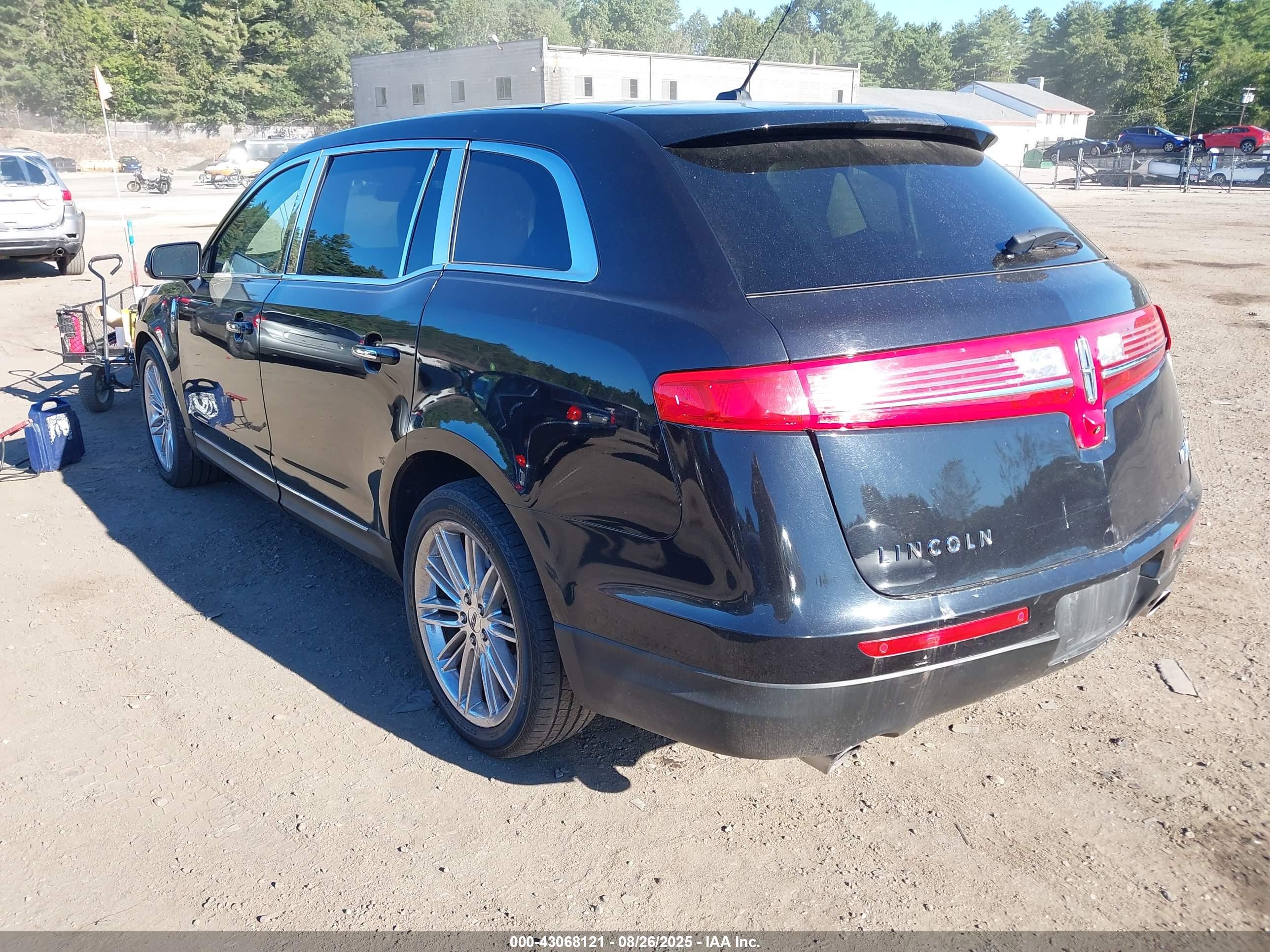 LINCOLN MKT image 3